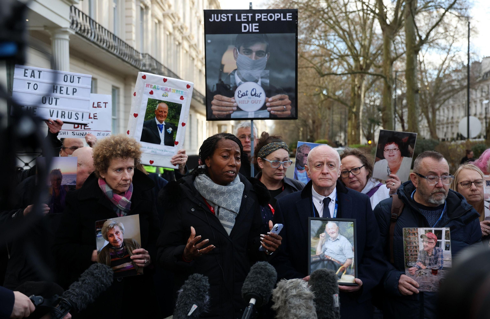 Familiares de víctimas del Covid se concentran ante el edificio en el que declara Sunak.