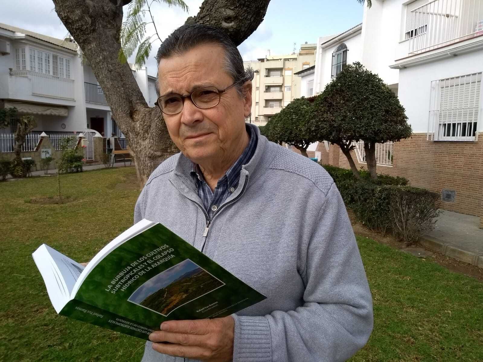 Yus, con su libro ‘La Burbuja de los Cultivos Subtropicales y el colapso hídrico de la Axarquía’.