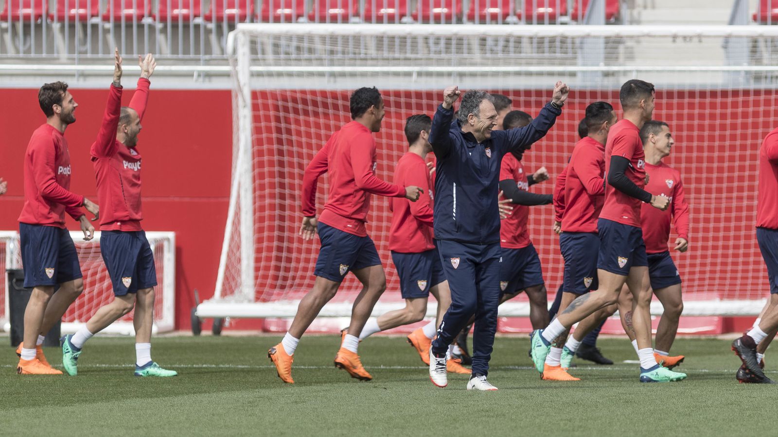 Caparrós bromea con los jugadores durante la sesión de entrenamiento.