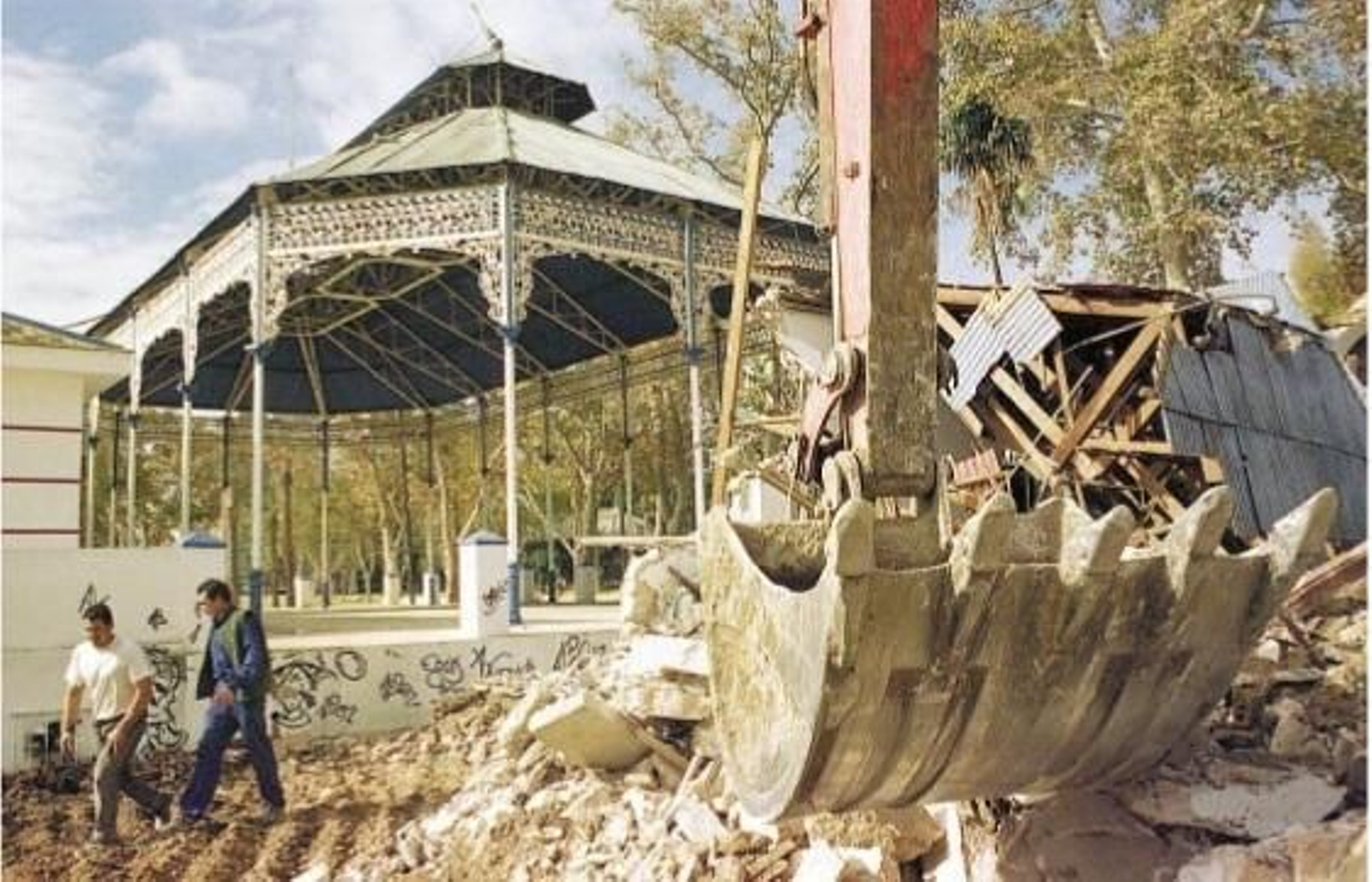 Una excavadora, en el año 2000, derribando el añadido al templete que usaba el Casino Jerezano.