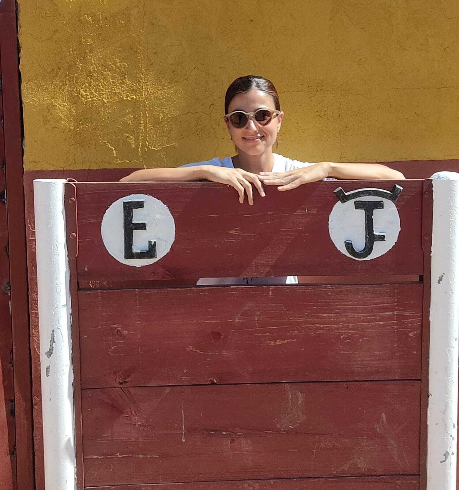 La rejoneadora, muy sonriente tras un burladero.