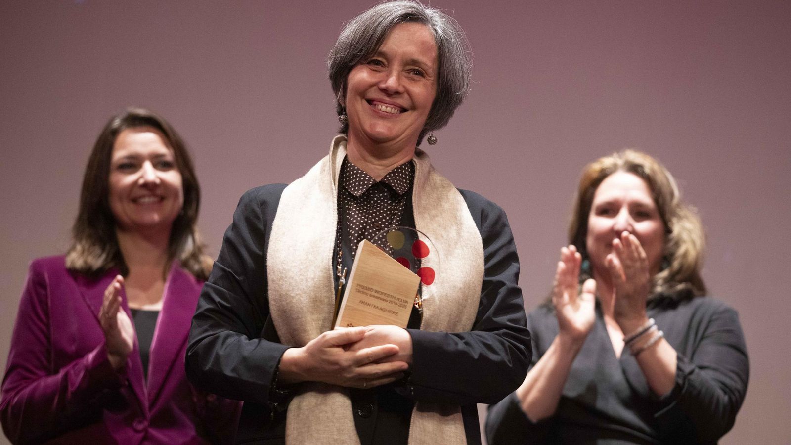 Arantxa Aguirre recibiendo el reconocimiento.