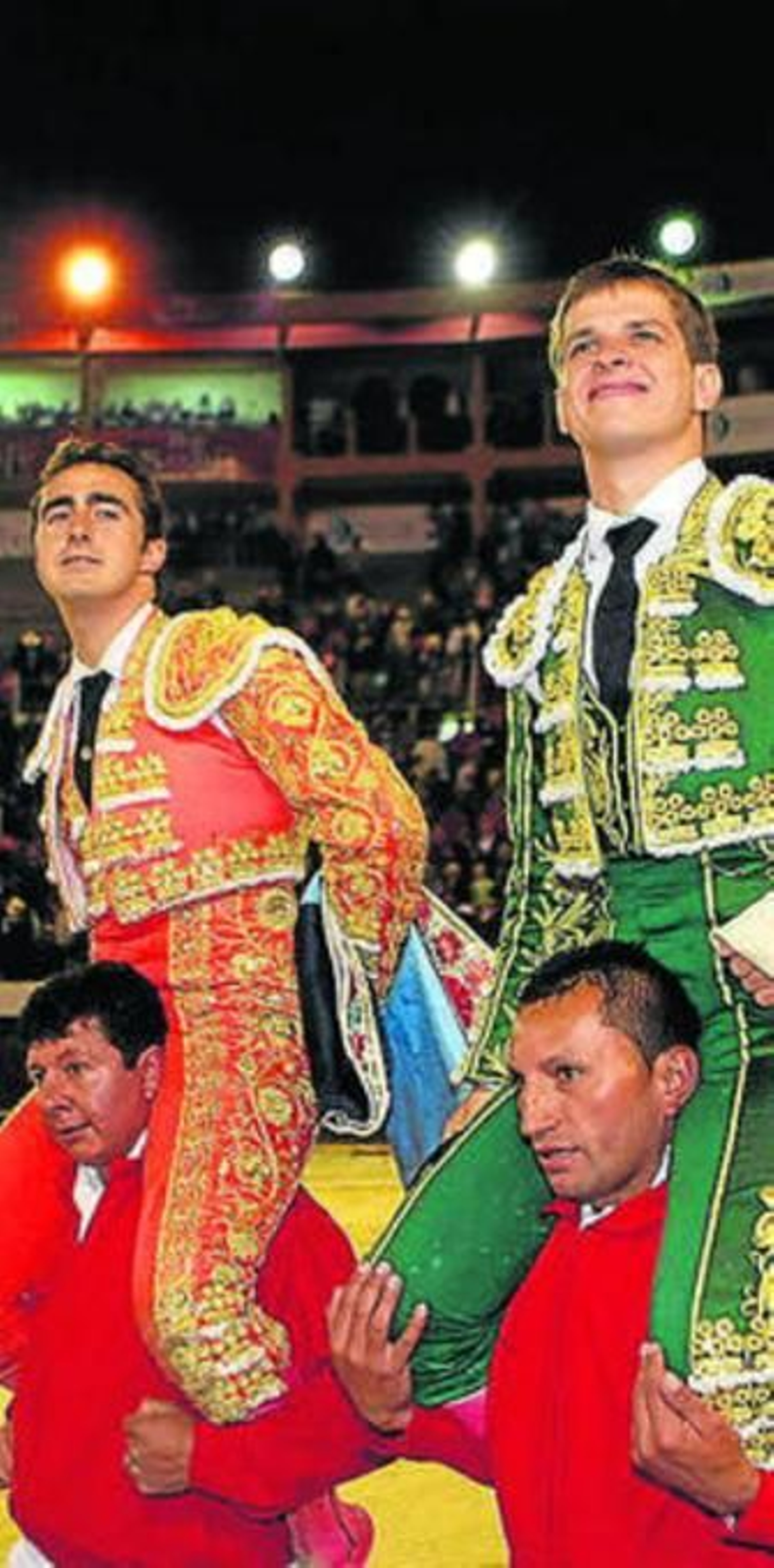 Los toreros, en triunfo.