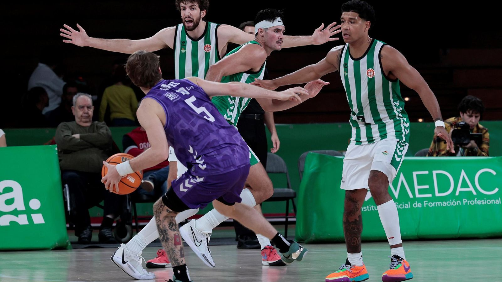 El bético Hugues defiende a Kunkel.