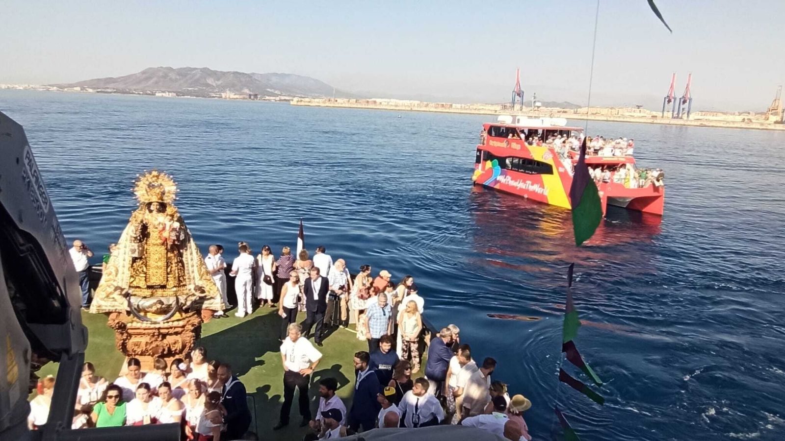 Momento de la ofrenda floral y encuentro de la Virgen del Carmen del Perchel frente a la costa
