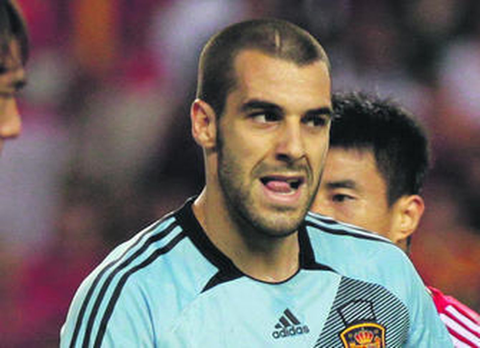 Iniesta y Silva se abrazan entre Navas y Piqué tras el gol.