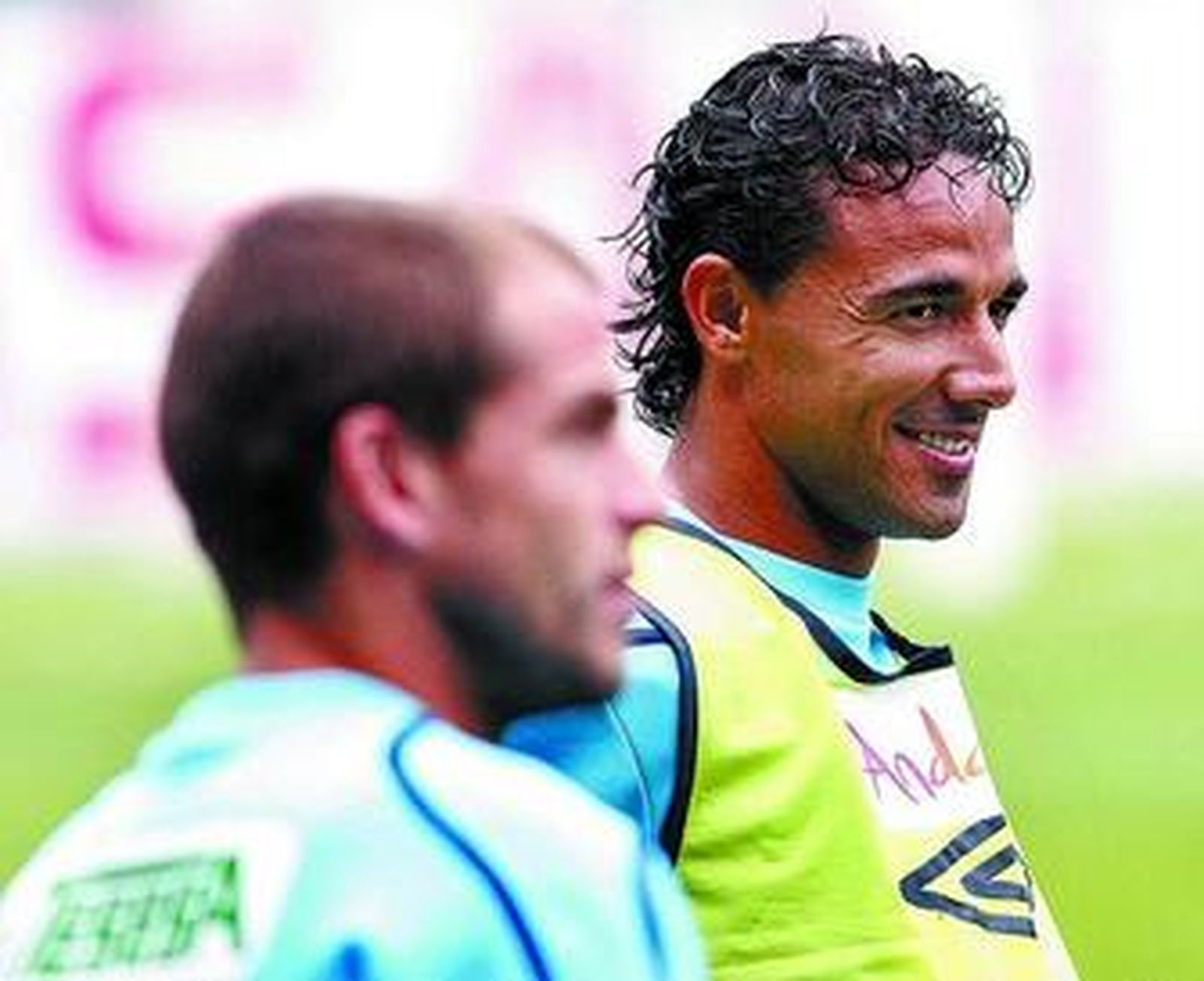 Weligton, derecha, sonríe durante un ejercicio.