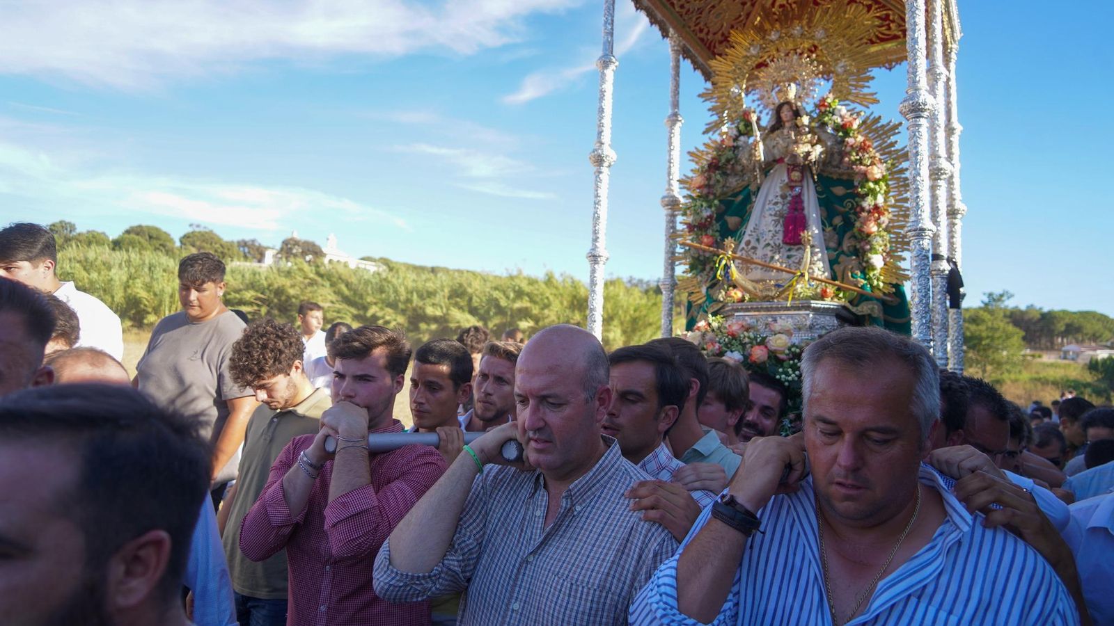 Los costaleros portan a la Virgen de Montemayor, este domingo. Los costaleros portan a la Virgen de Montemayor, este domingo.