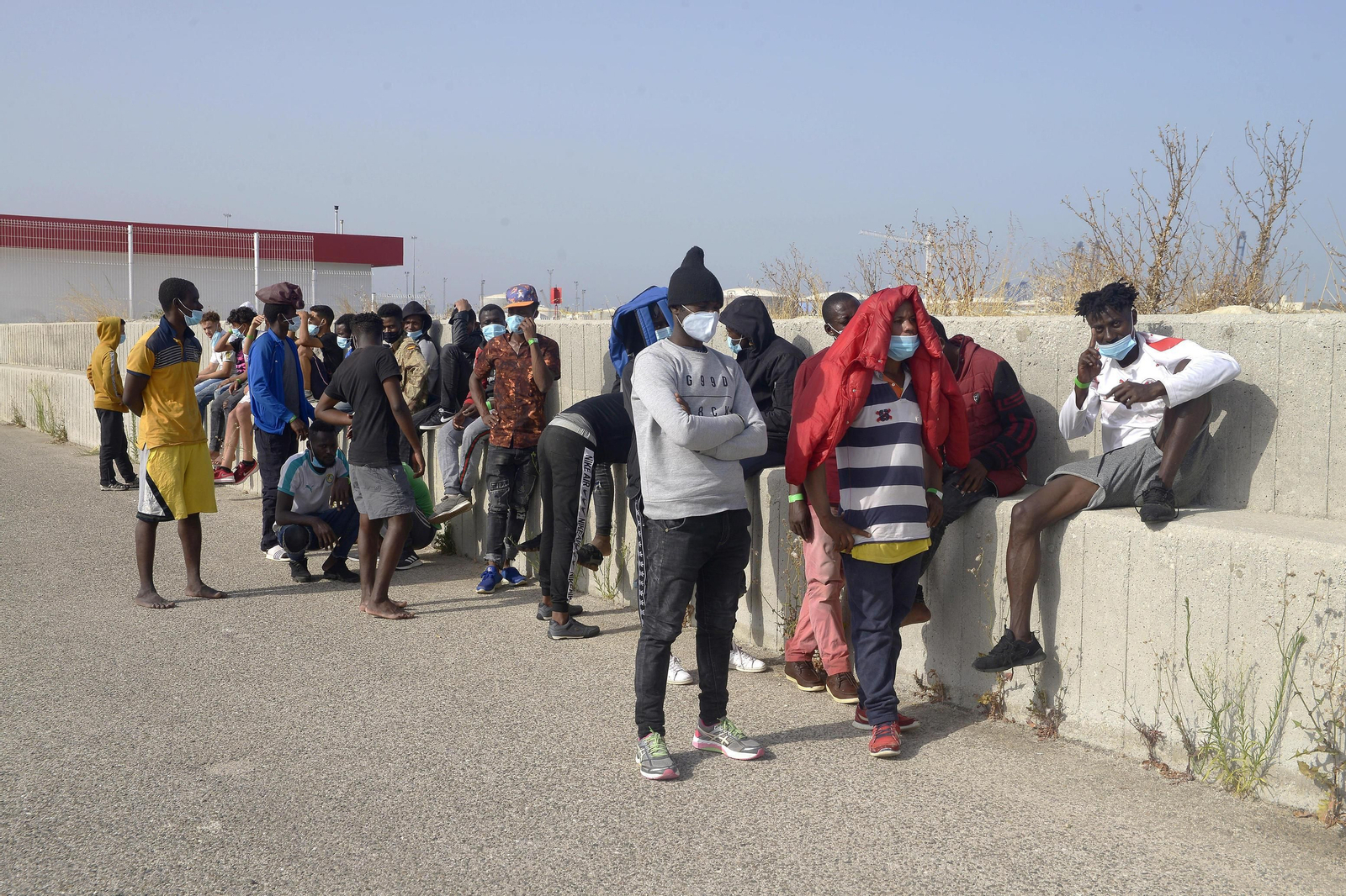 Parte de los migrantes rescatados en una patera en el Estrecho