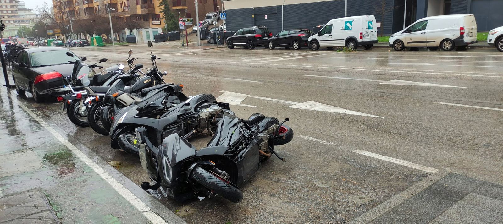 Una hilera de motocicletas afectadas por las fuertes rachas de viento en Jaén, que durante la jornada podrían superar los 100 km/h.