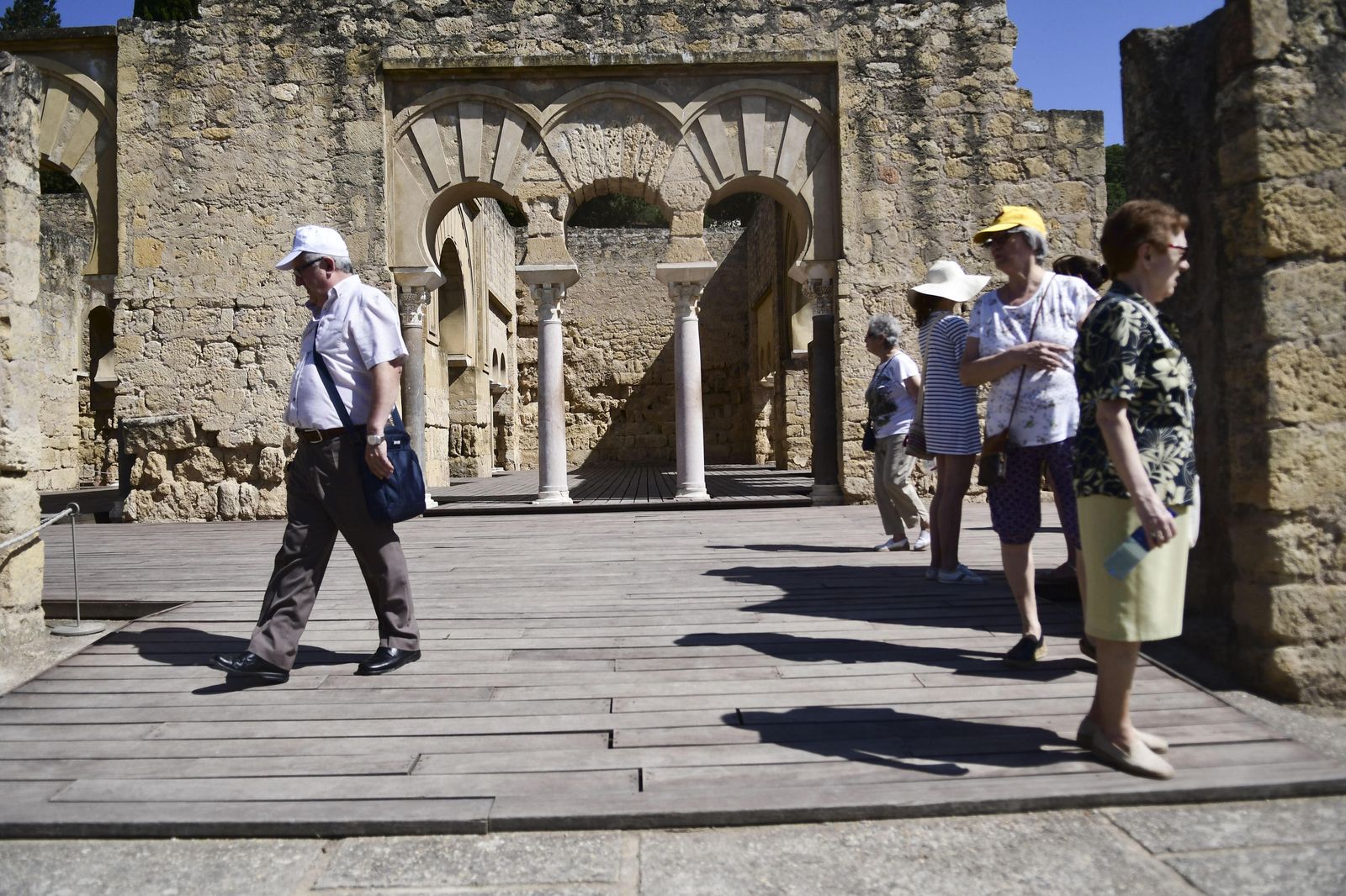 Un grupo de turistas pasea por el Edificio Basilical Superior de Medina Azahara.