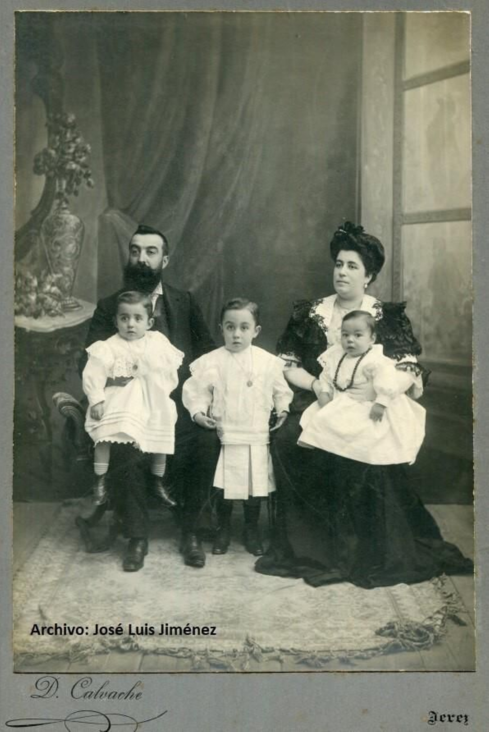 Fermin Aranda y su familia fotografiados por Diego Calvache, c. 1902. Fermin Aranda y su familia fotografiados por Diego Calvache, c. 1902.