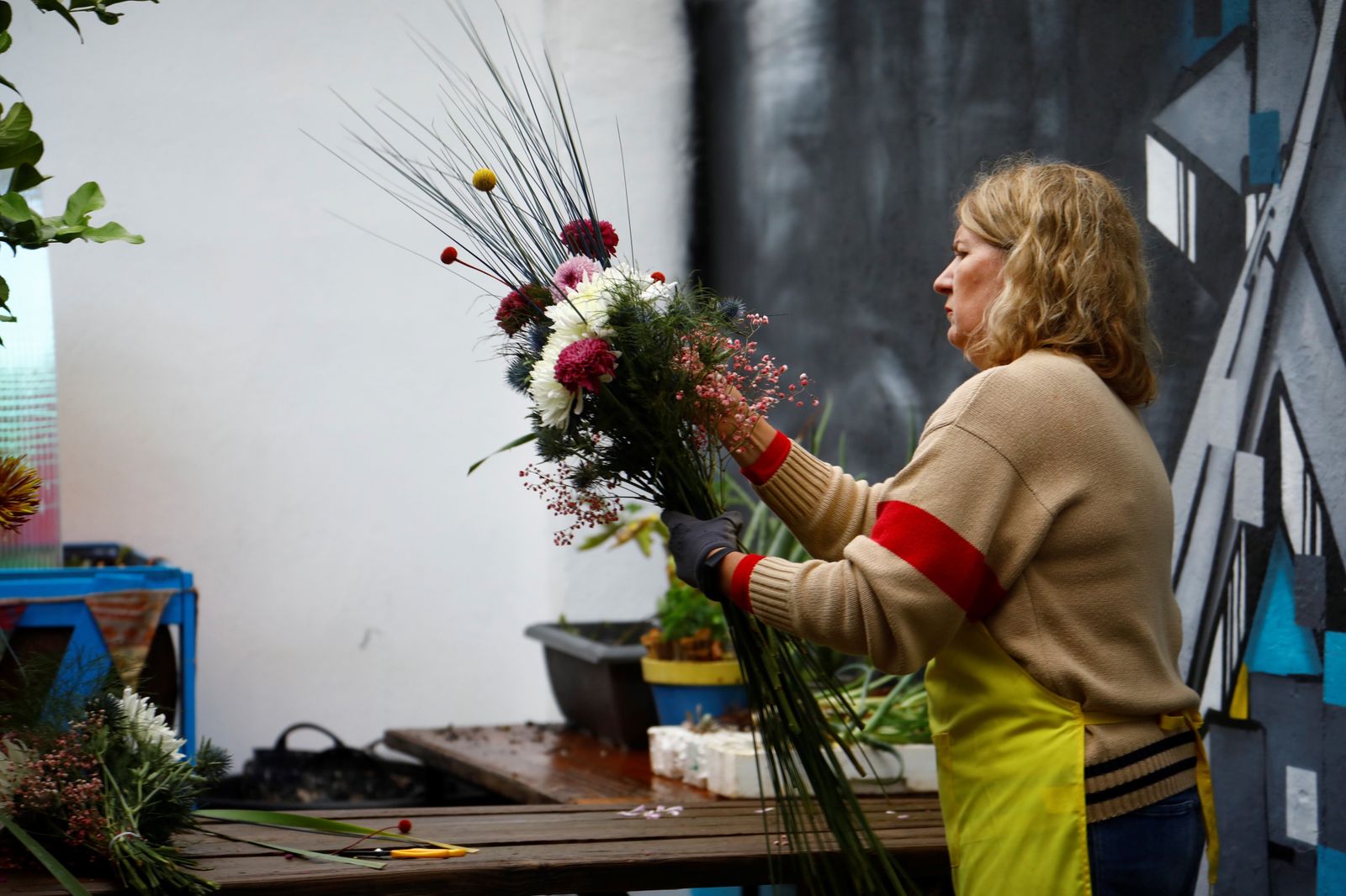 La guerrilla floral que pone el punto y final a Flora 2023 en Córdoba, en imágenes