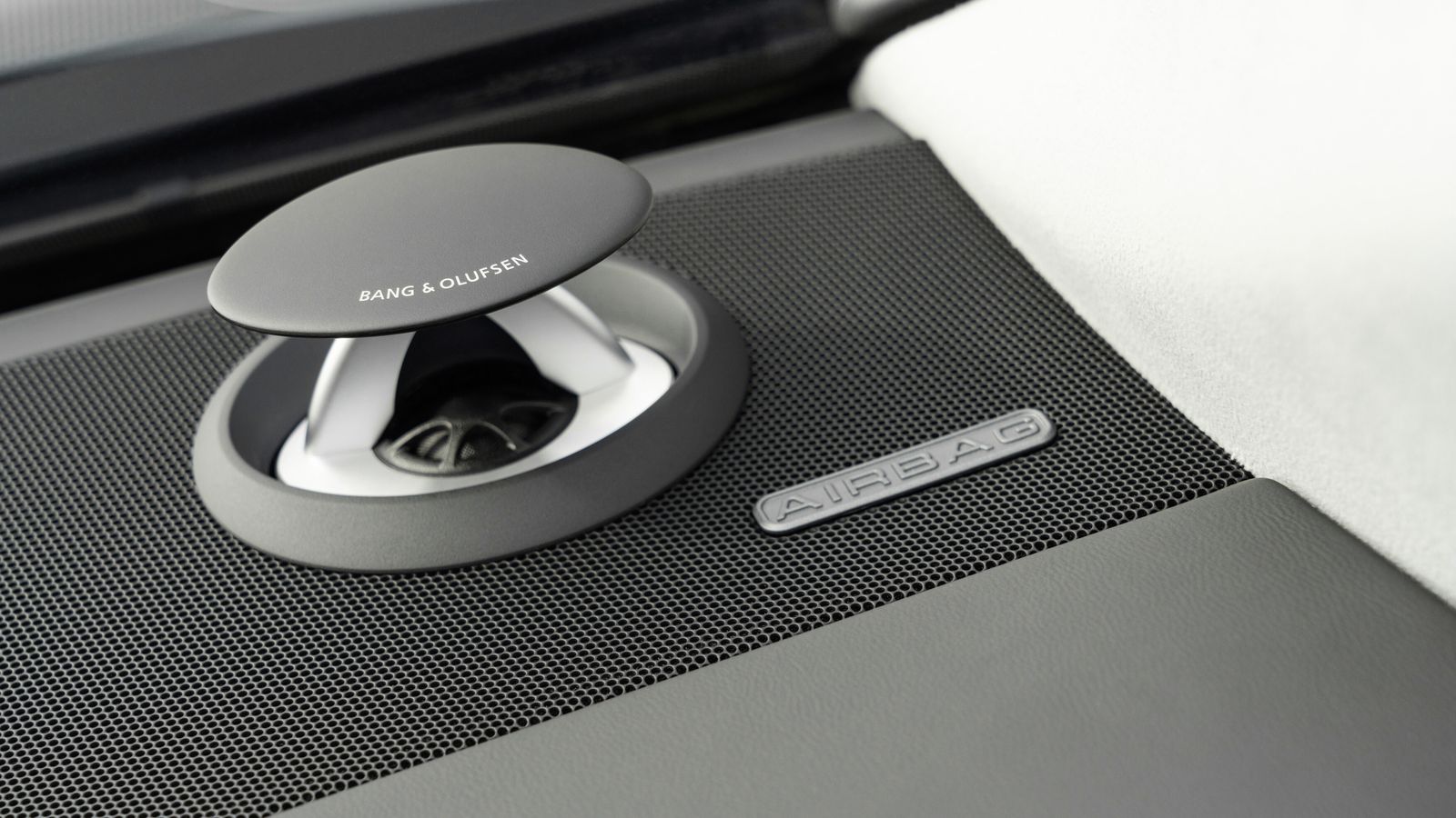 Los altavoces de los tweeter emergen eléctricamente en el salpicadero.