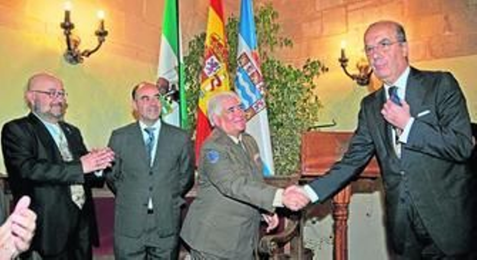 Francisco Fernández García-Figueras es saludado por el gobernador militar de la provincia, Vicente Pérez de Sevilla, durante el acto celebrado ayer en el Cabildo antiguo. Francisco Fernández García-Figueras es saludado por el gobernador militar de la provincia, Vicente Pérez de Sevilla, durante el acto celebrado ayer en el Cabildo antiguo.
