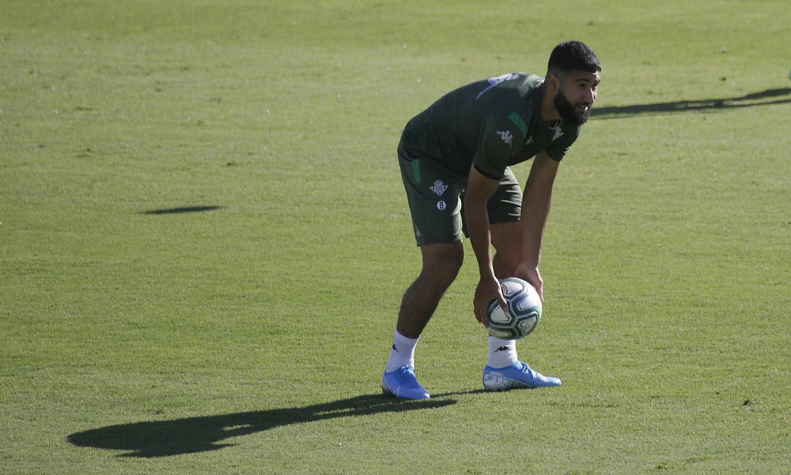 Nabil Fekir sujeta la pelota durante un entrenamiento.