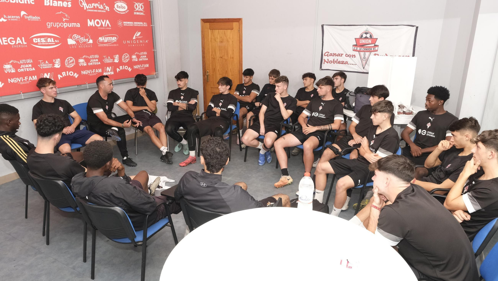 Los de la barriada almeriense atienden a las indicaciones de su entrenador antes del comienzo de un entrenamiento.