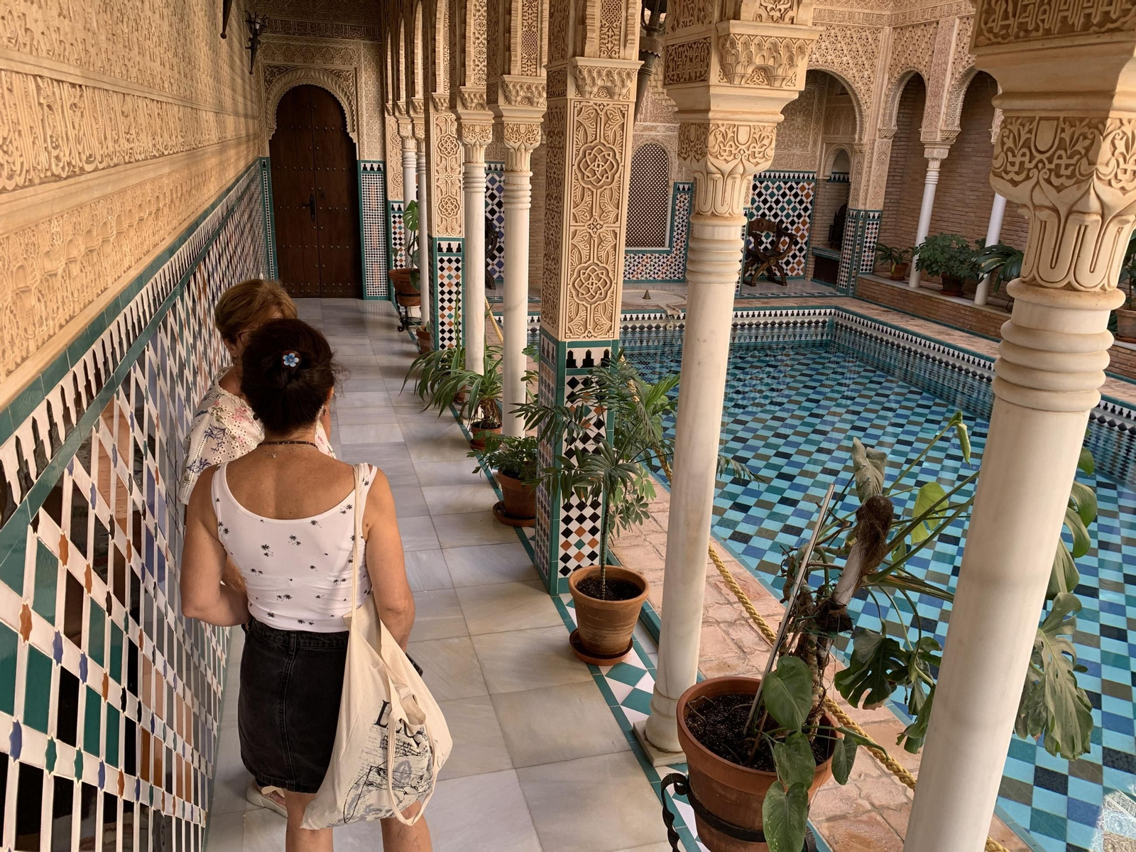 Un hombre de Paradas, en Sevilla, recrea la Alhambra en su casa
