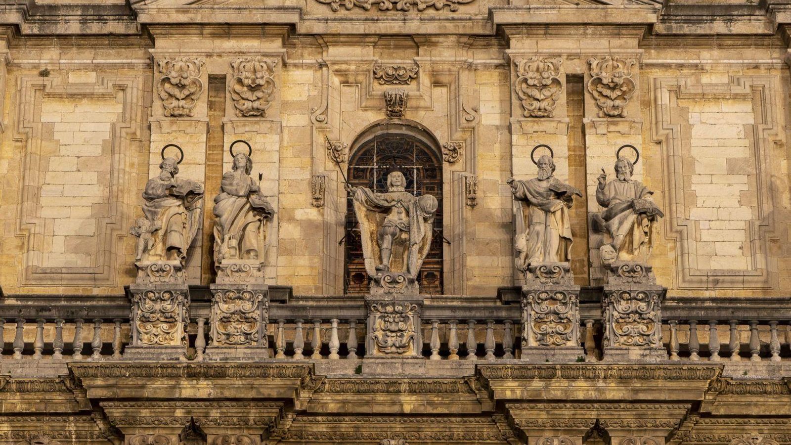 Representación del monarca en la fachada principal de la Catedral. Representación del monarca en la fachada principal de la Catedral.
