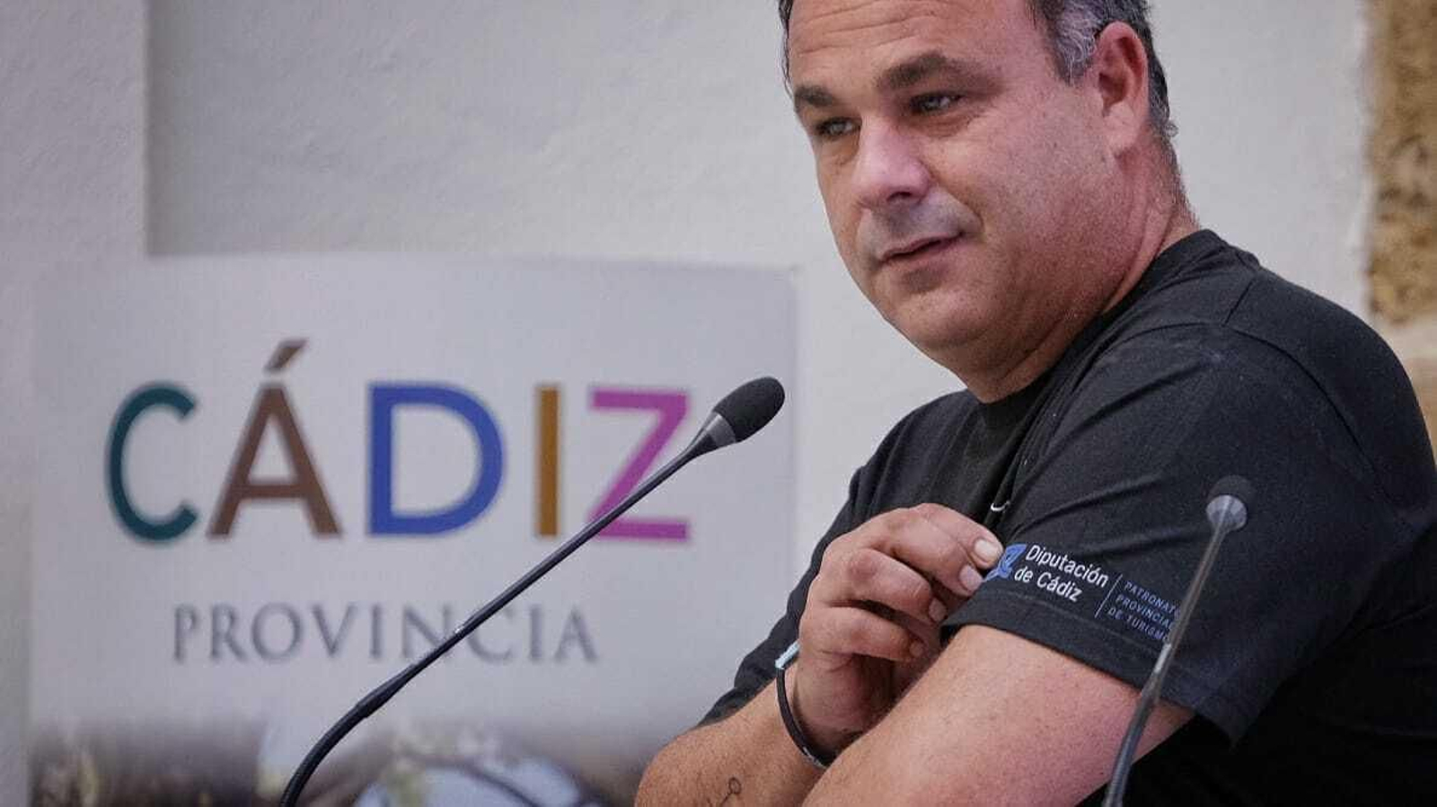 El cocinero Ángel León muestra el logotipo de la Diputación Provincial en la manga de su camiseta.