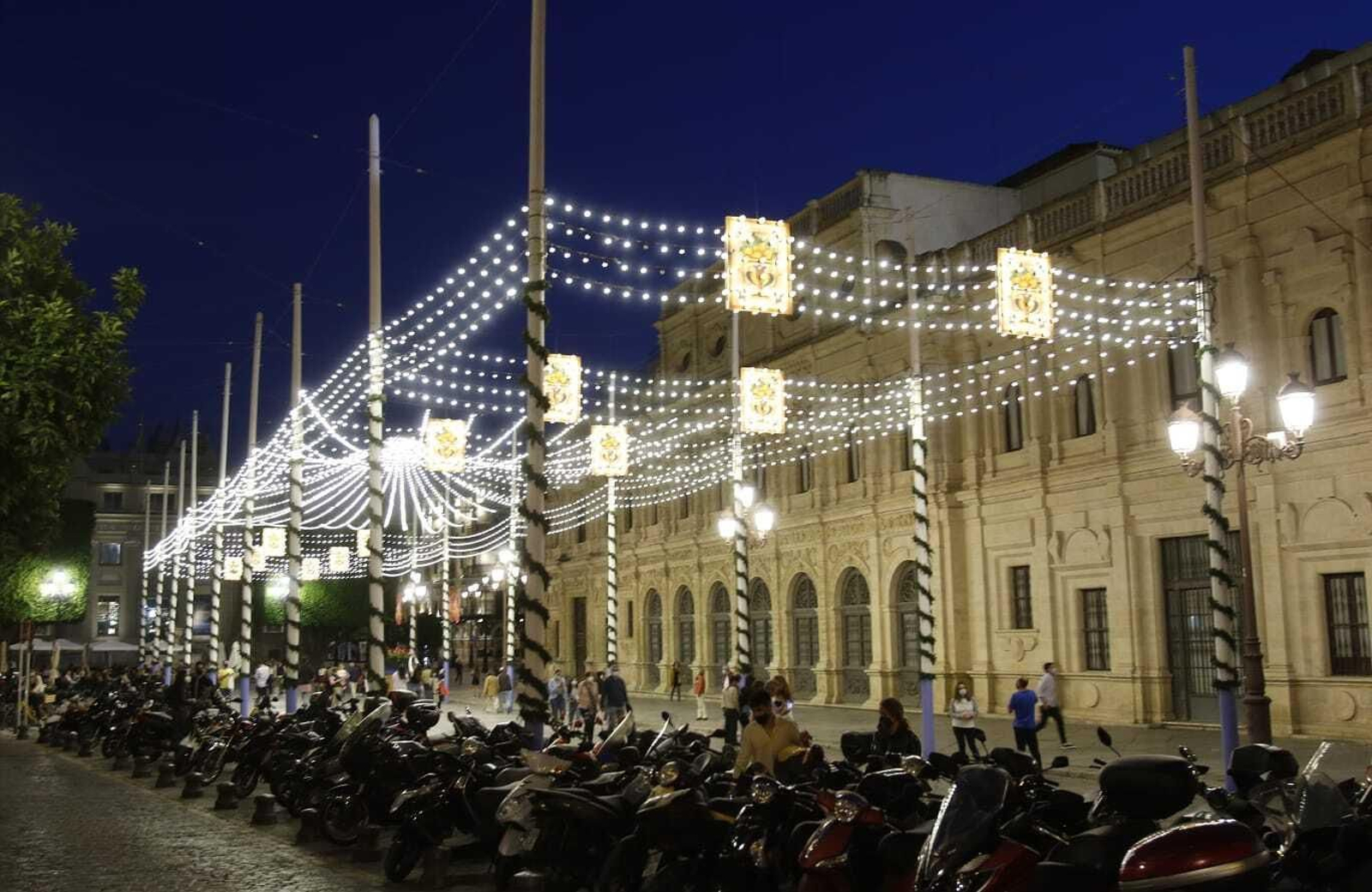 El alumbrado de Feria ya encendido en la Plaza de San Francisco.