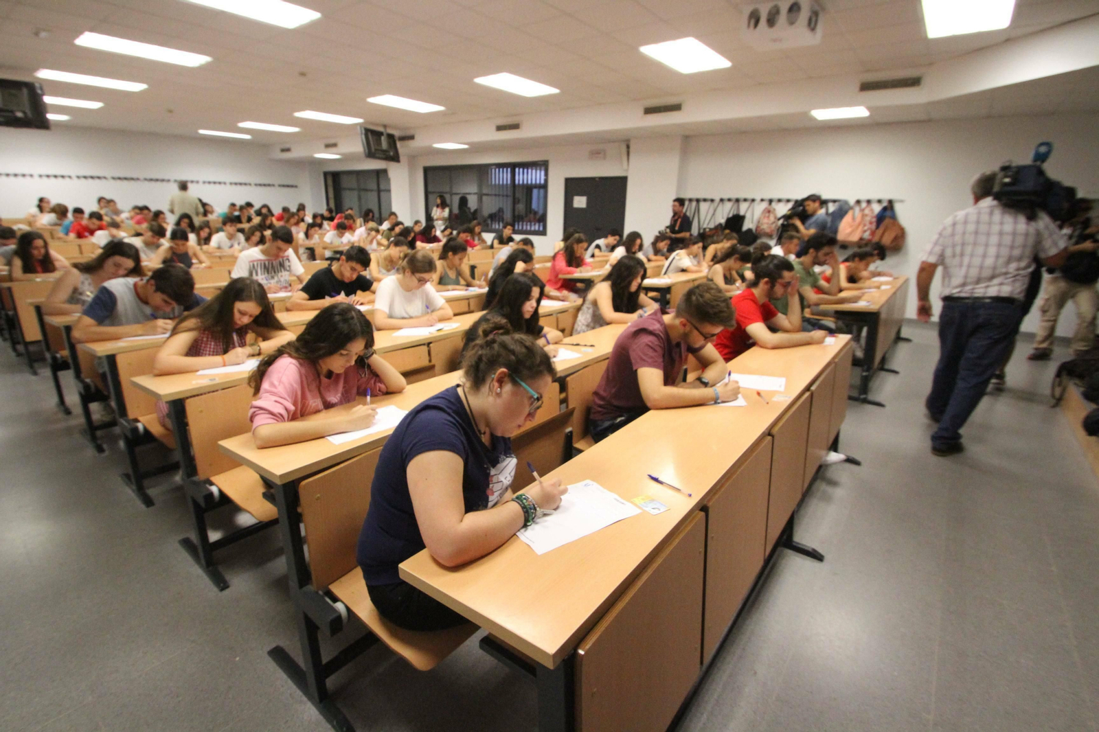 Prueba de Selectividad en el Campus de Pirotecnia de la Universidad de Sevilla