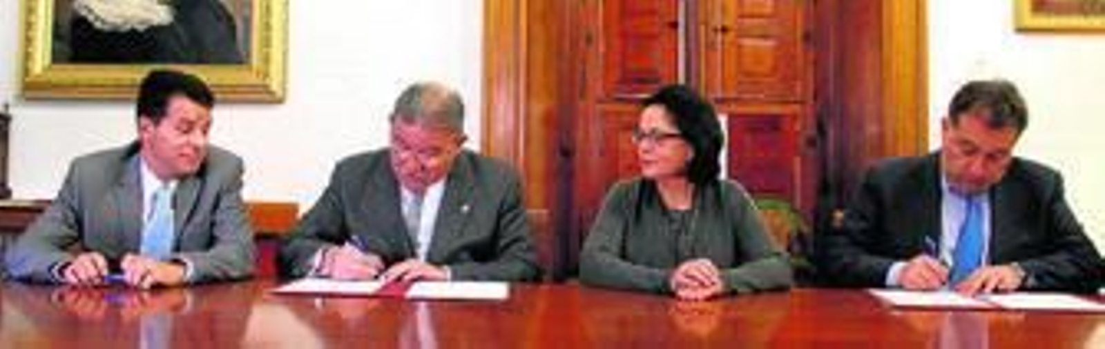 La vicerrectora firmó ayer el acuerdo con representantes de la Abogacía, Hidralia y Emasagra.