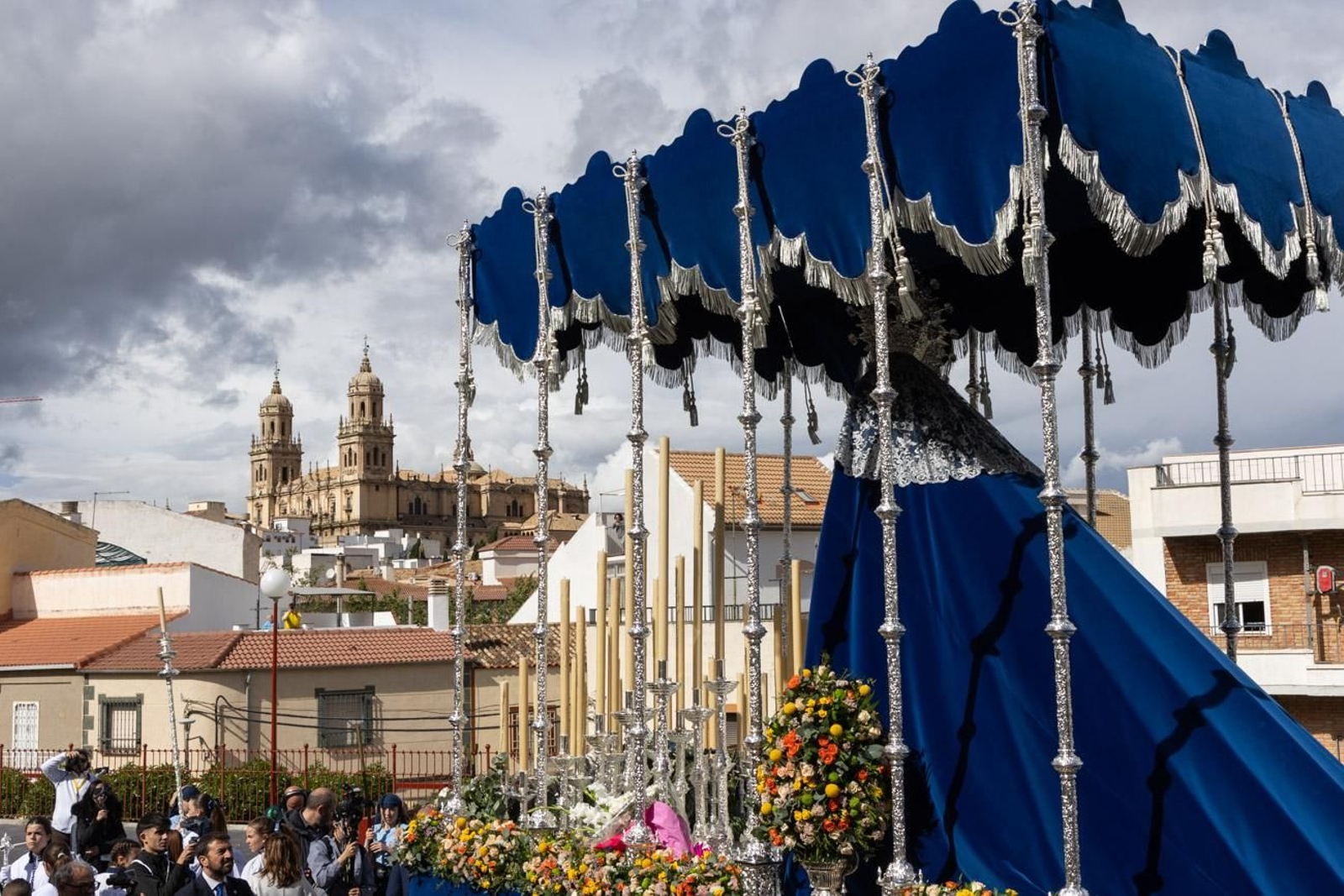 La temida lluvia impide el desarrollo normal de este Martes Santo