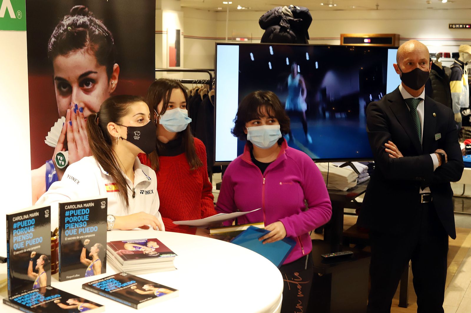 Huelva 2021: Carolina Marín firma autógrafos en el Corte Inglés de Huelva durante el Mundial de Bádminton