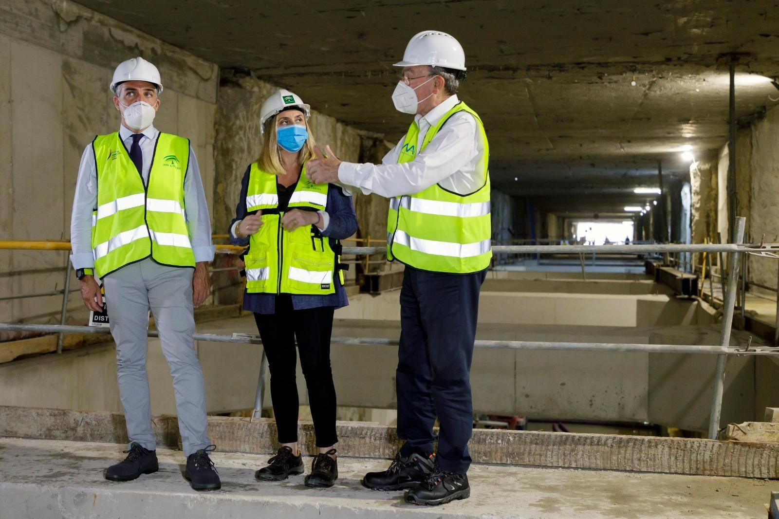 Bendodo, Carazo y De la Torre, en el interior del túnel del Metro de Málaga.
