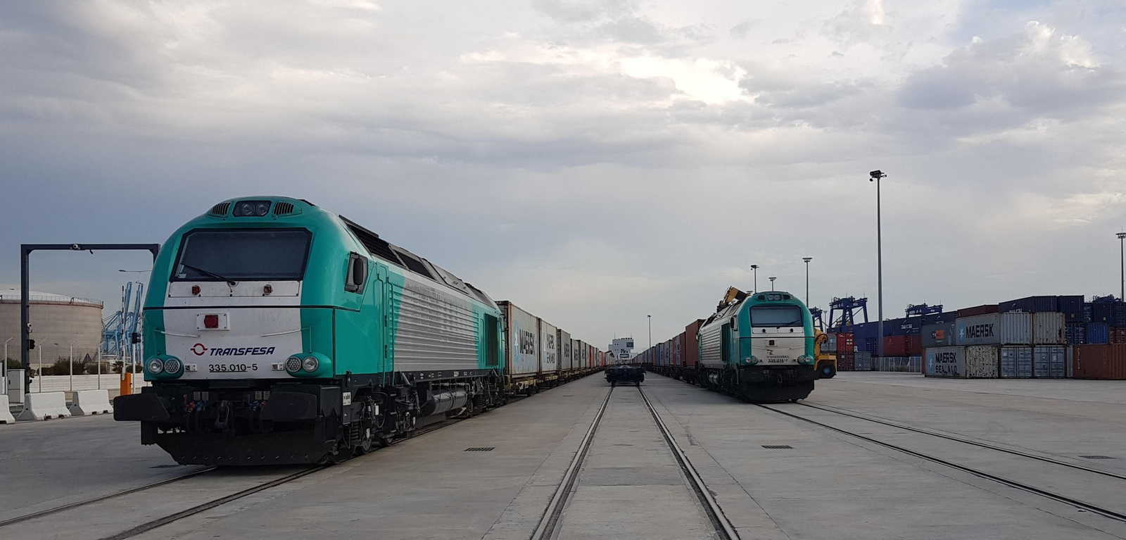 Dos trenes en el Puerto de Algeciras.