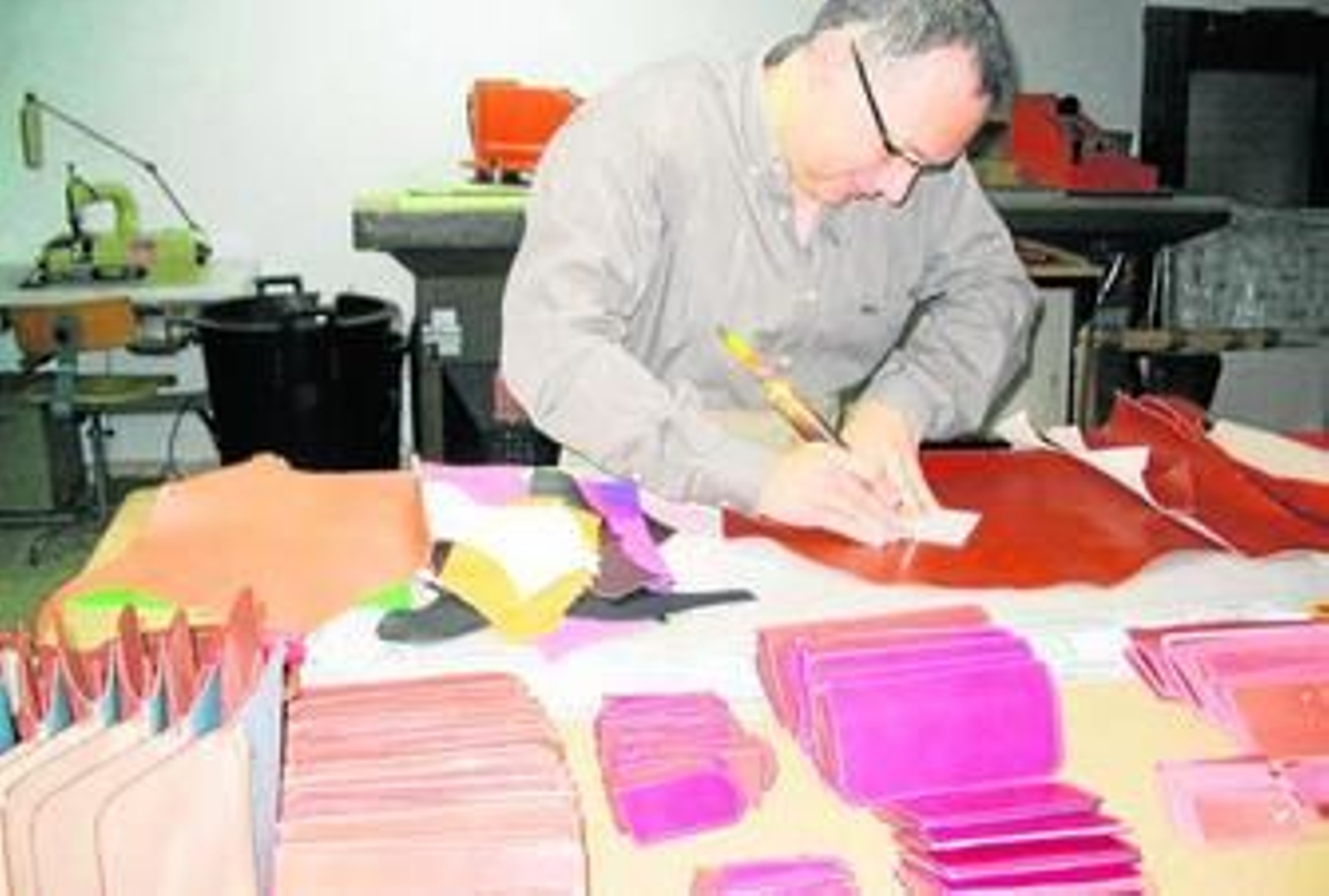 Juan Luis Casillas, gerente de Casillas Piel, trabaja en su taller de Ubrique.