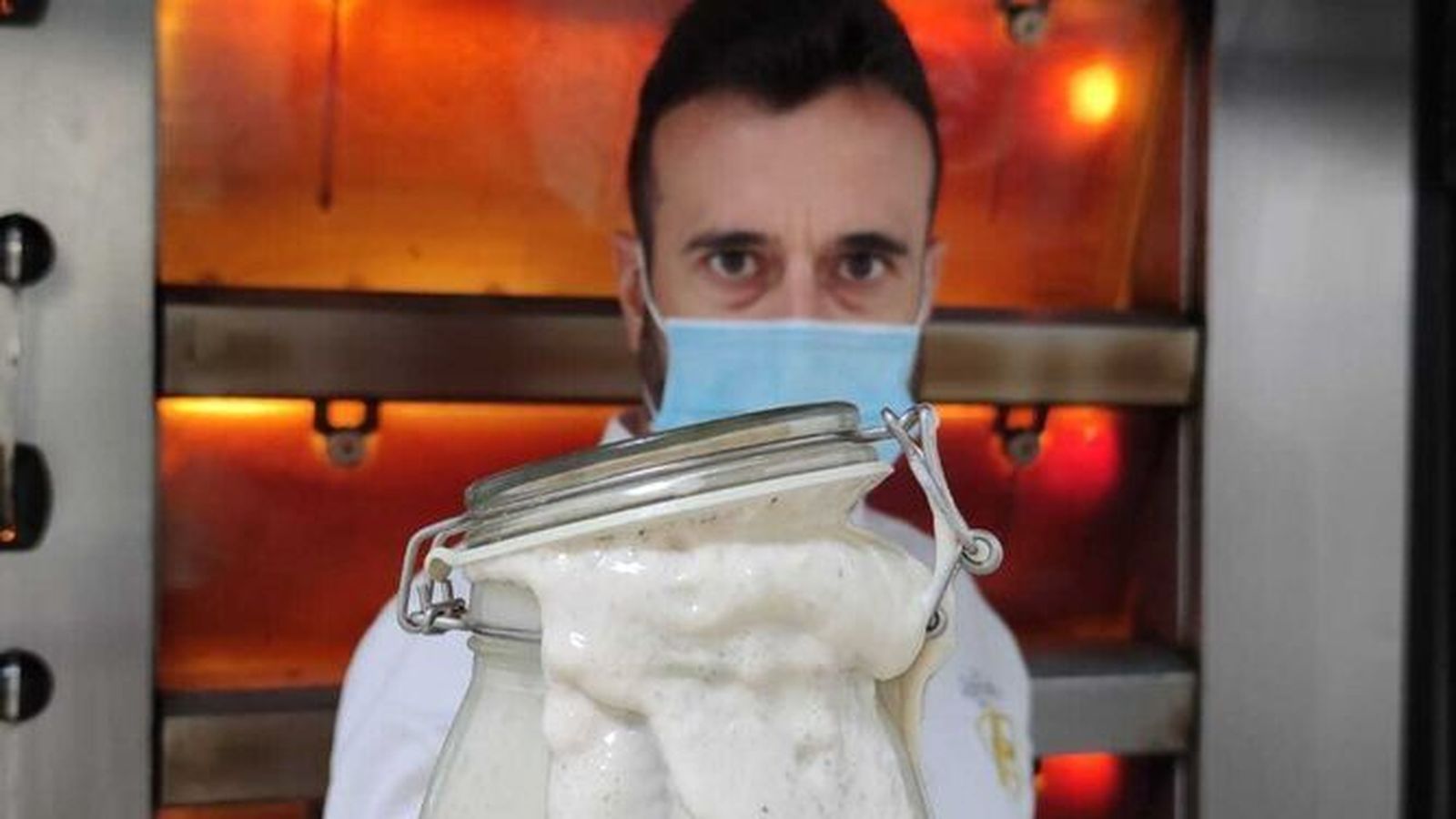 Domi Vélez, de El Horno de Vélez en Lebrija, con la masa madre objeto de estudio.