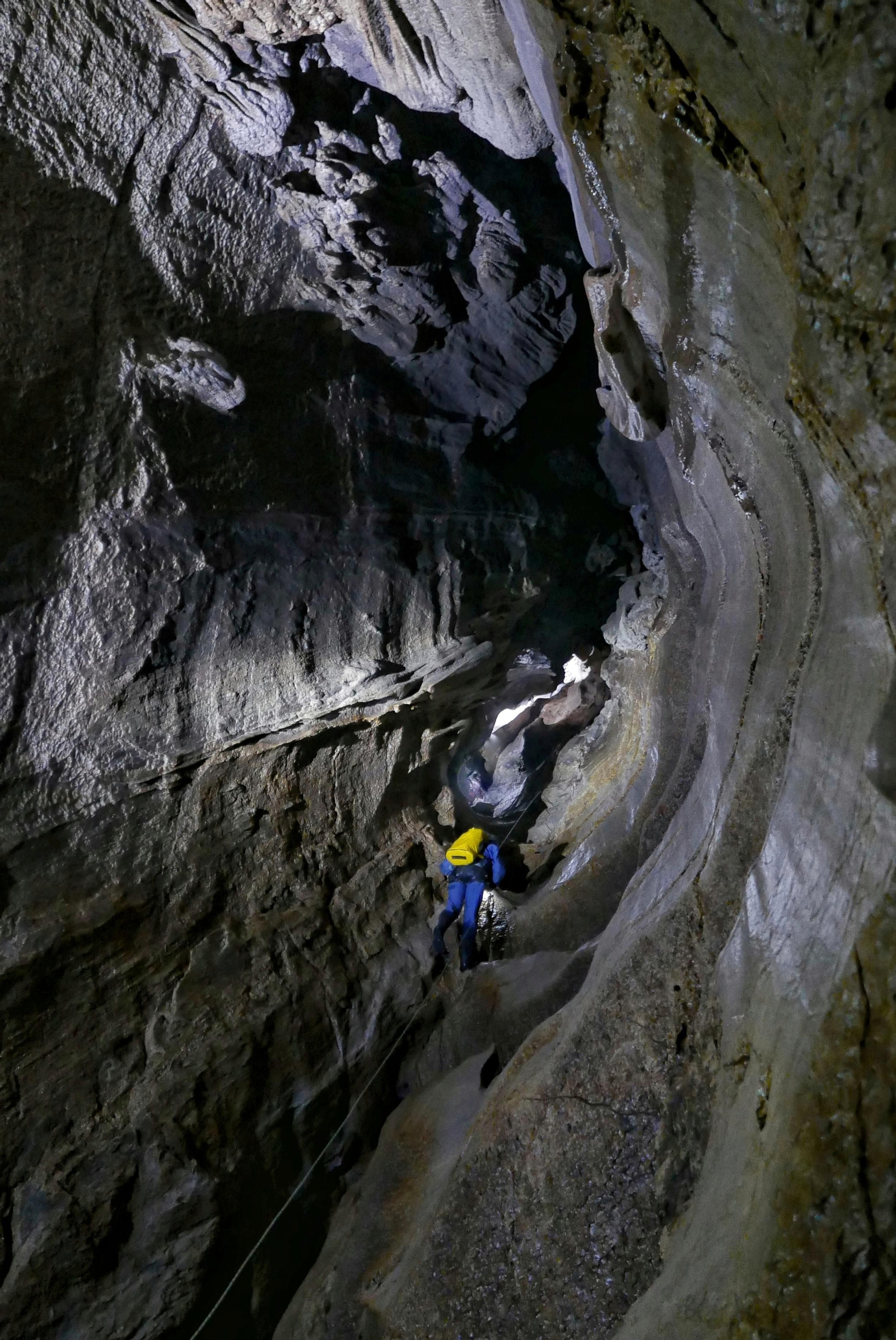 Pozo de 30 metros en el sumidero de Ramblazo del Peñón de la Motilla (Jerez).