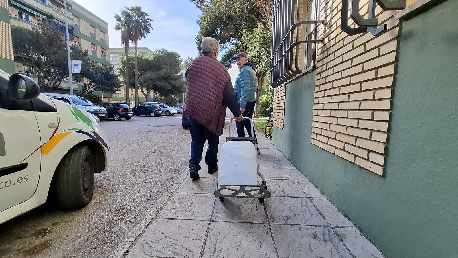 Un vecino con una garrafa de agua en Ciudad Jardín