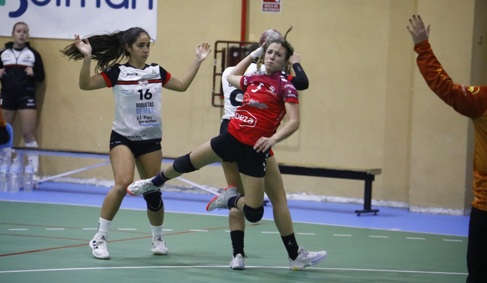 Elsa Lucena intenta lanzar ante la oposición de dos rivales.