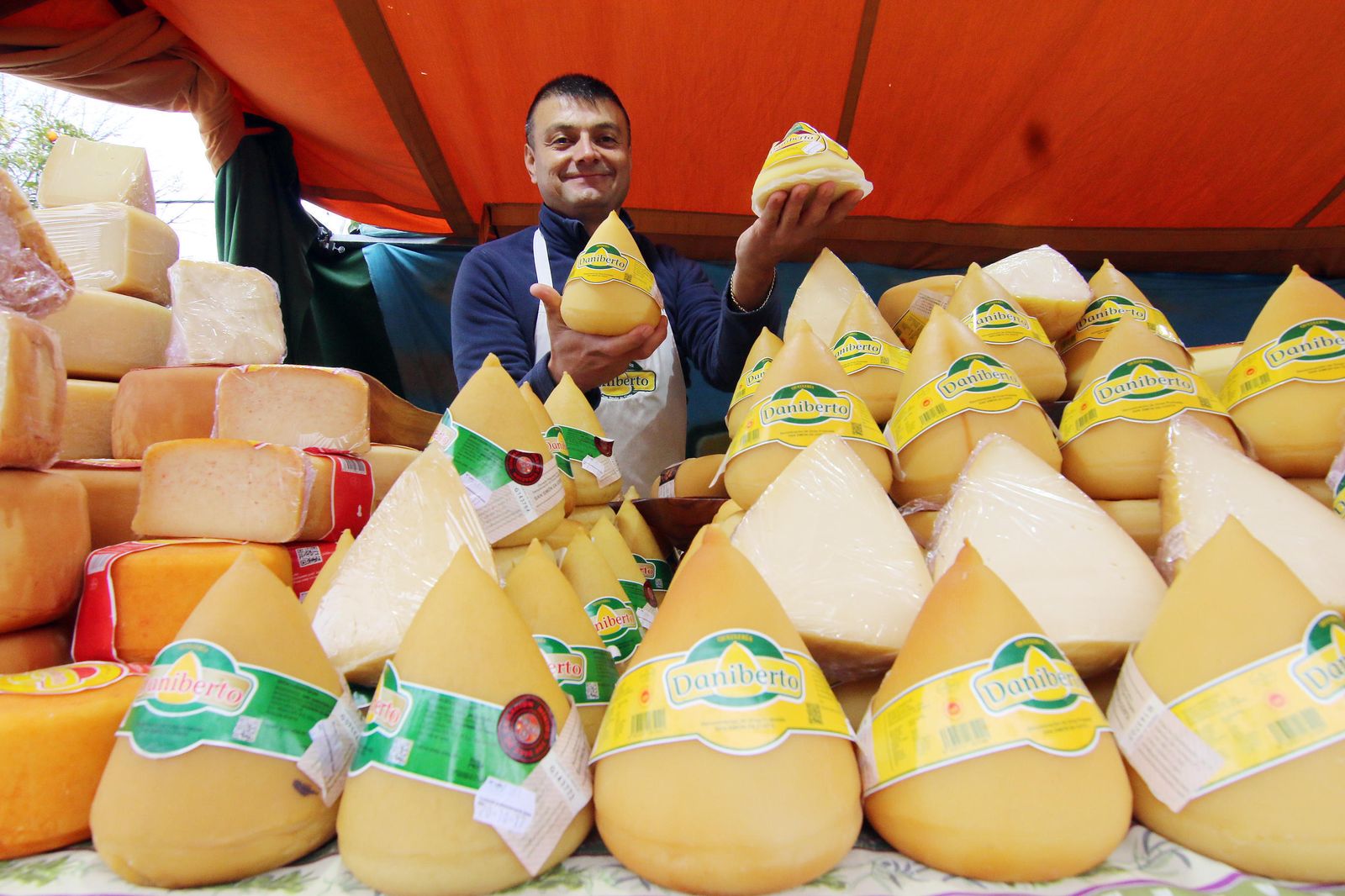 Rodolfo López muestra unos quesos de tetilla.