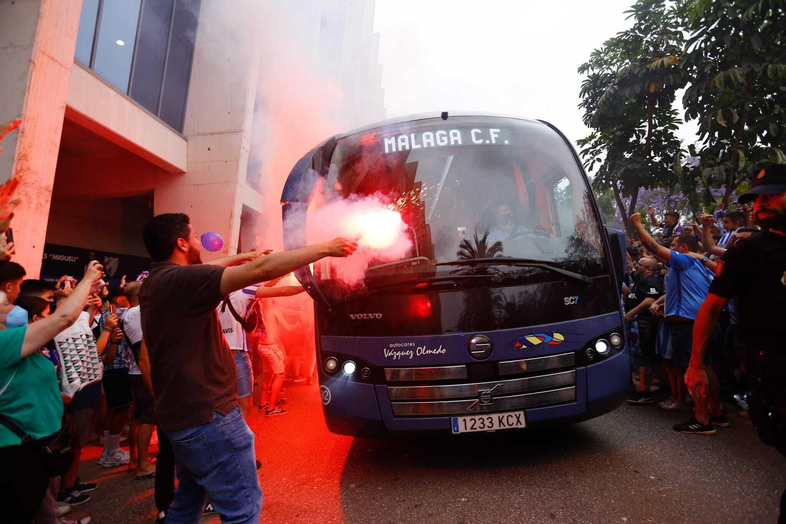 Las fotos del recibimiento de la afición antes del Málaga CF-Burgos Las fotos del recibimiento de la afición antes del Málaga CF-Burgos
