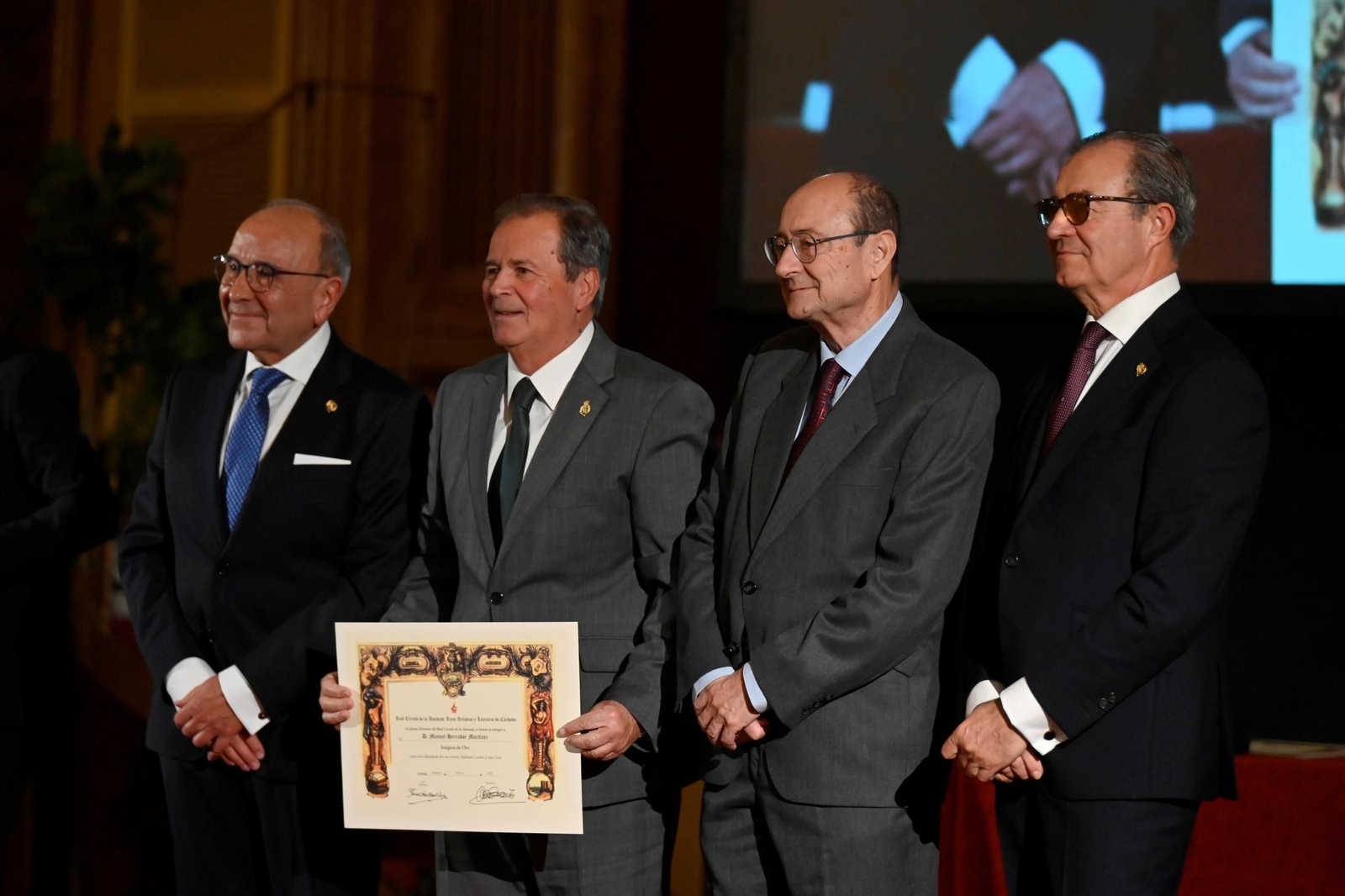 Ls imágenes de la entrega de insignias y la Medalla de Oro del Real Círculo de la Amistad de Córdoba