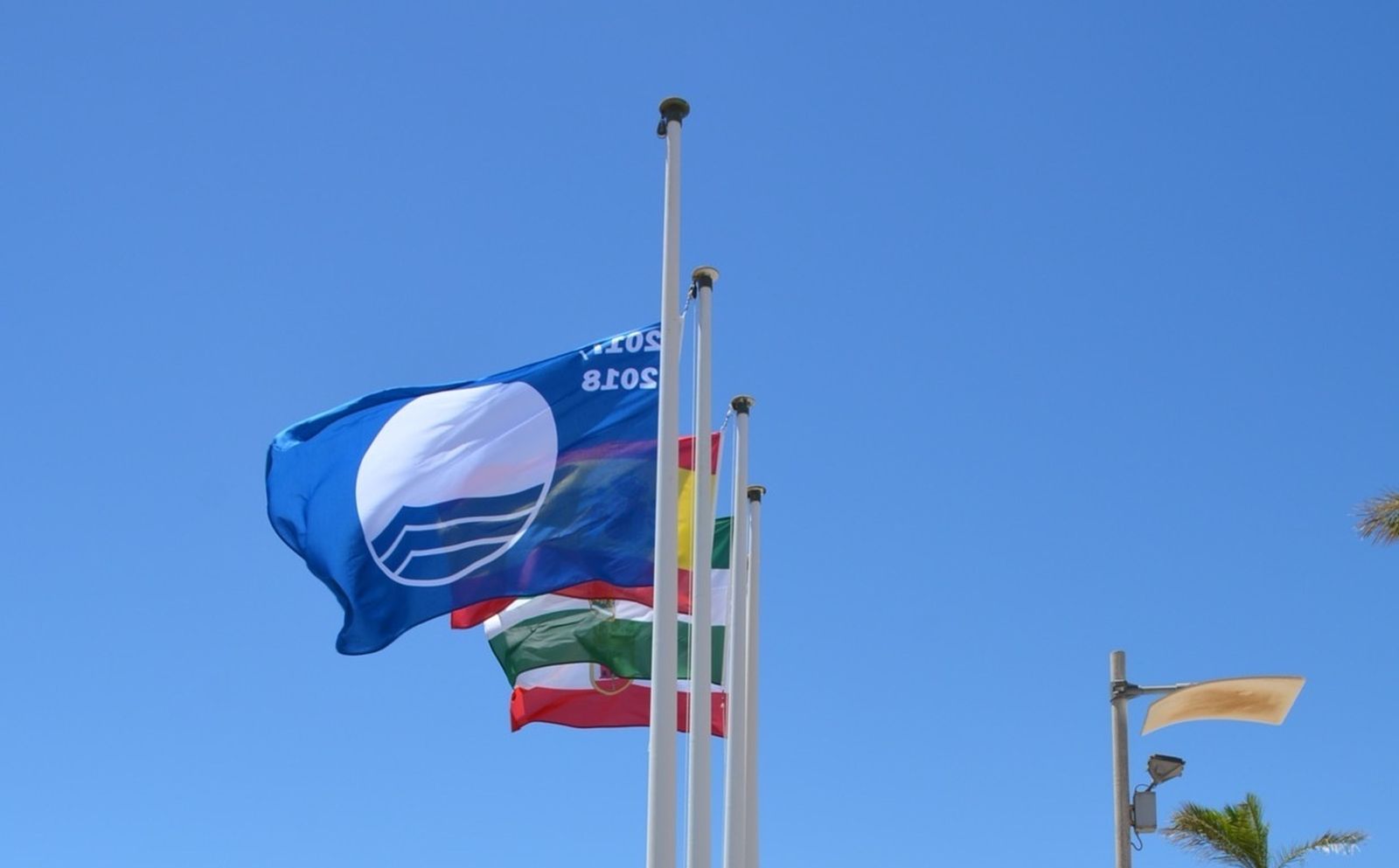La bandera azul en la playa de Torreguadiaro, el año pasado