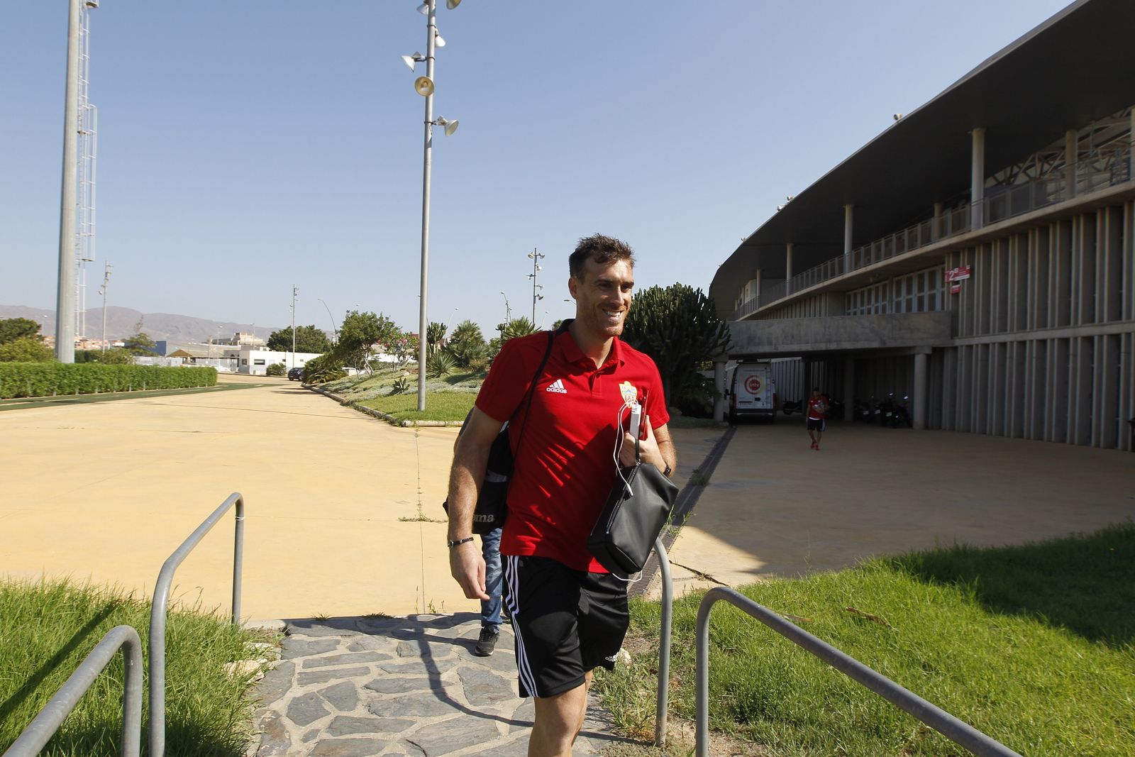 Fotogalería salida jugadores U.D. Almería con destino San Pedro del Pinatar