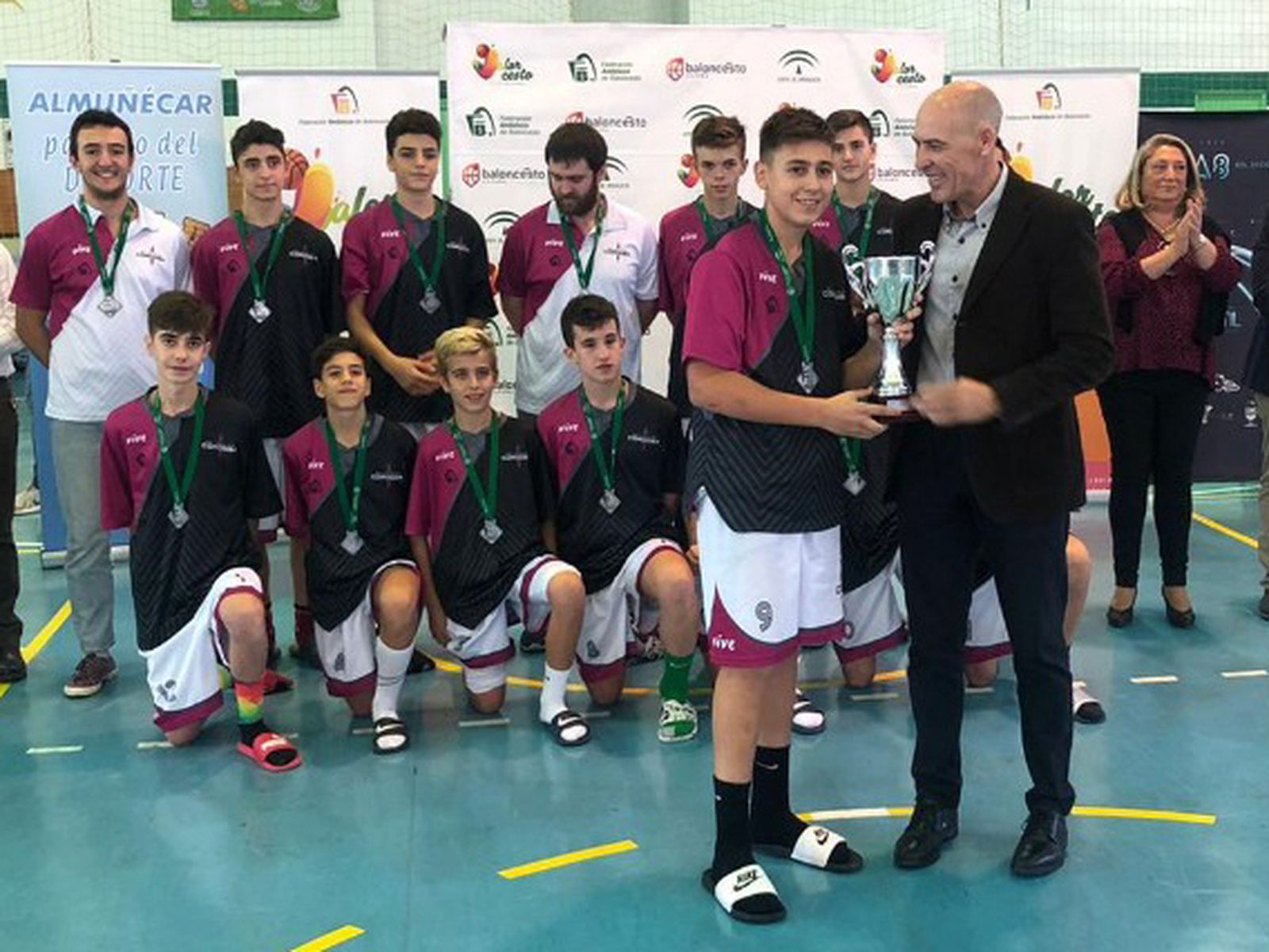Córdoba recibe el trofeo como subcampeón en el Andaluz de selecciones provinciales infantil masculino A8