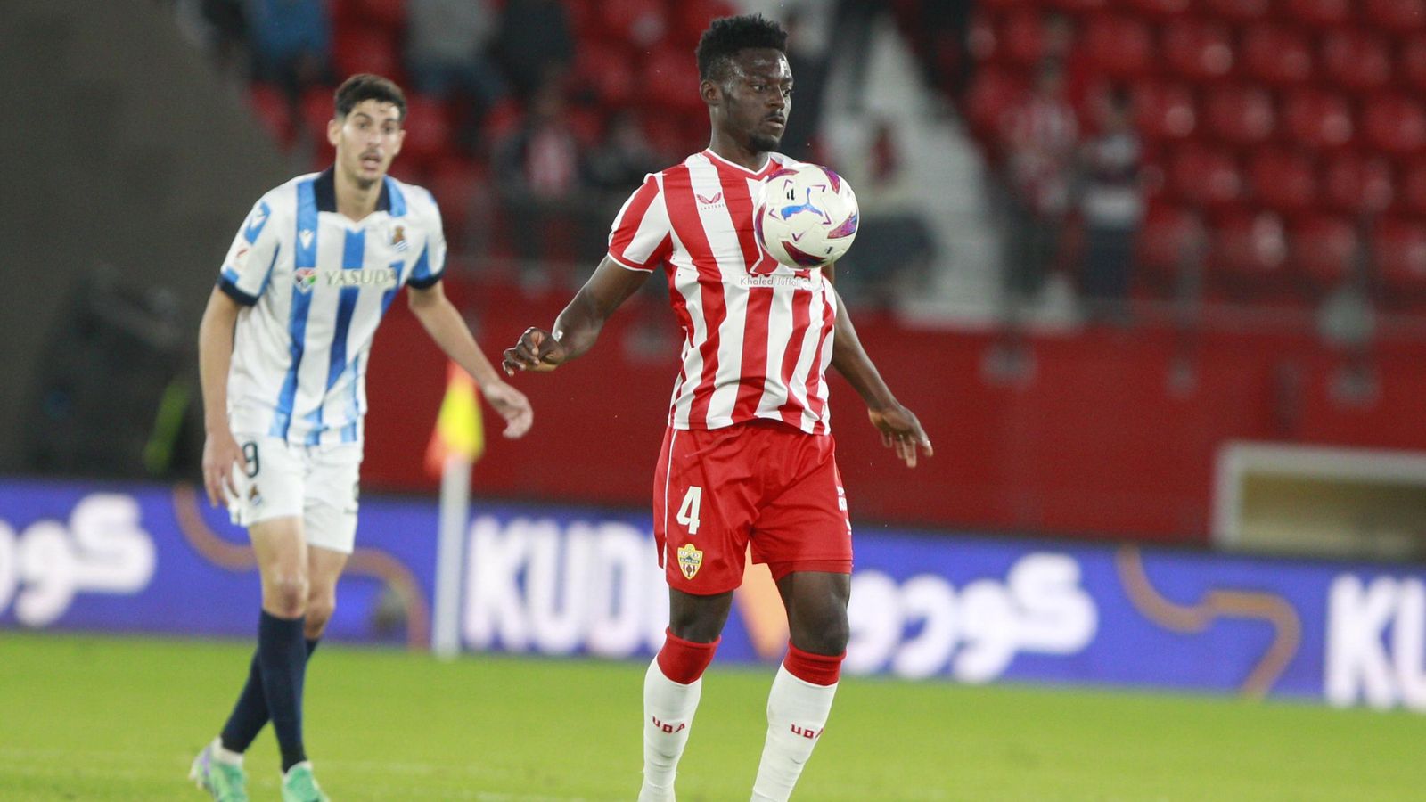 Iddrisu Baba controlando un balón en el encuentro contra los txuri-urdines