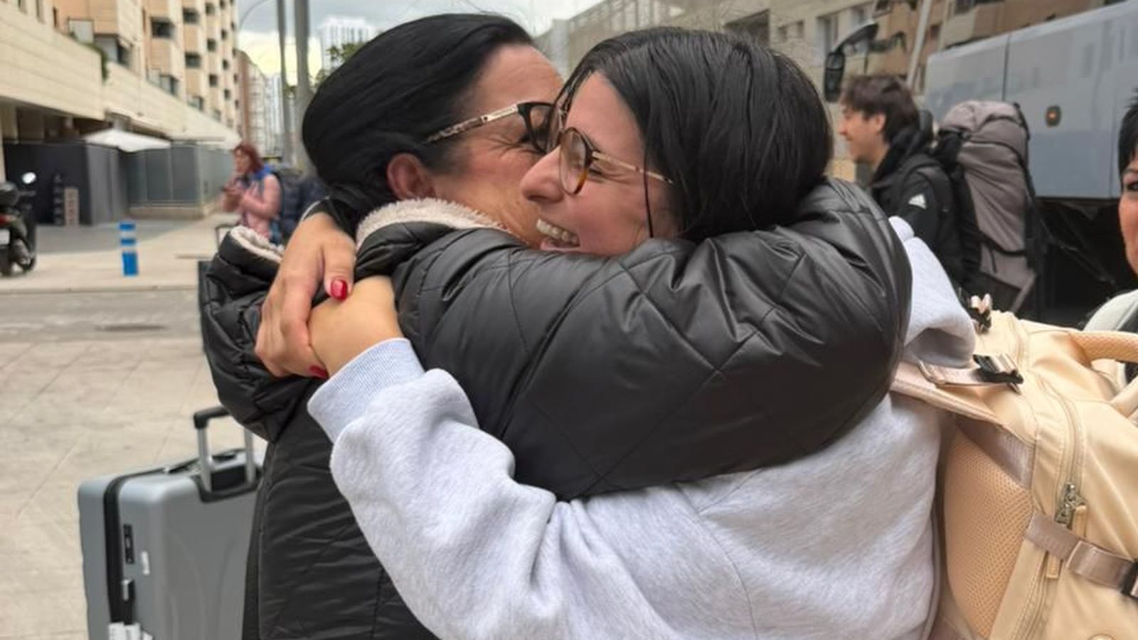 Los emocionantes abrazos del reencuentro.