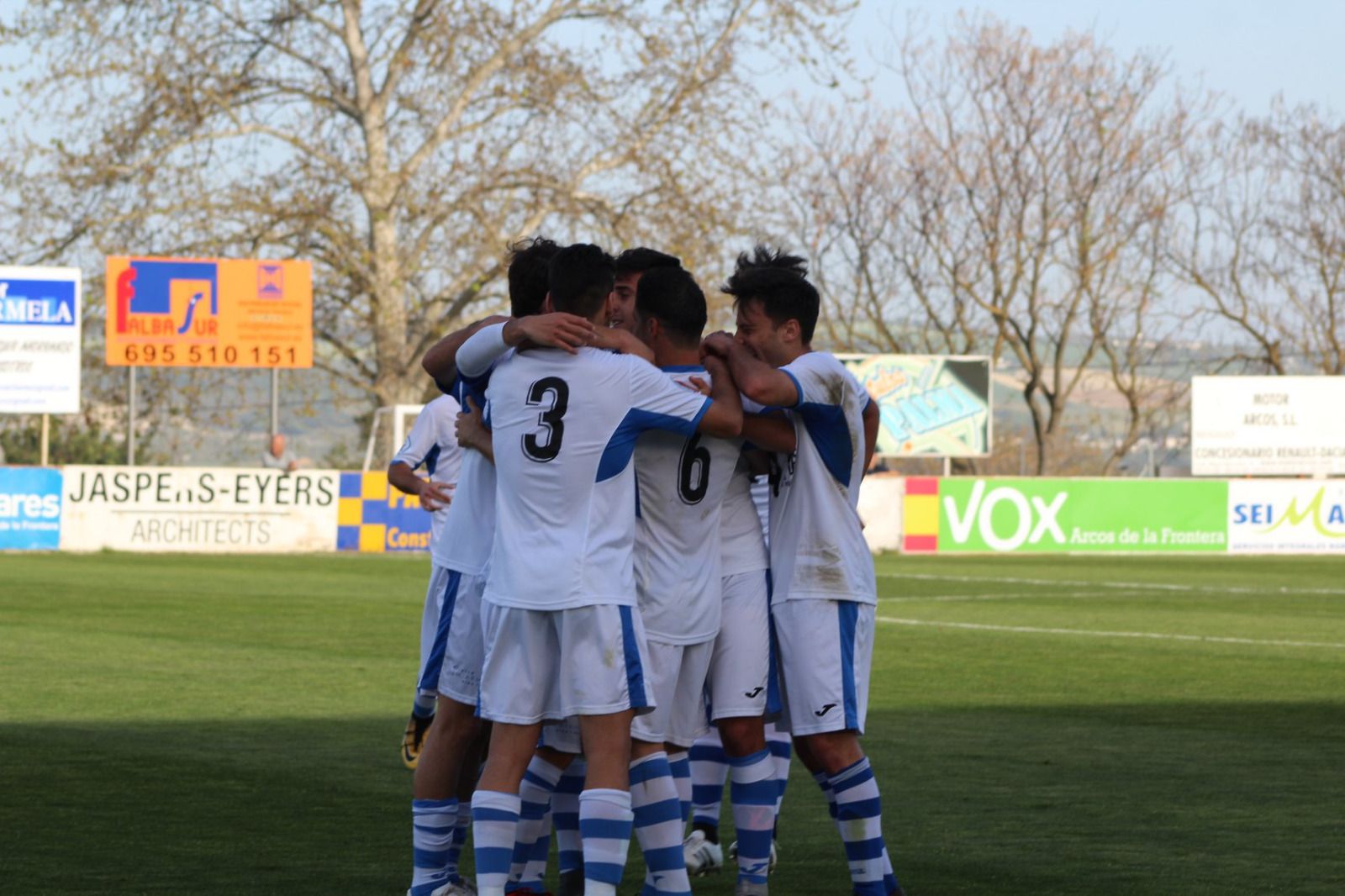 Los jugadores del Arcos celebran un gol