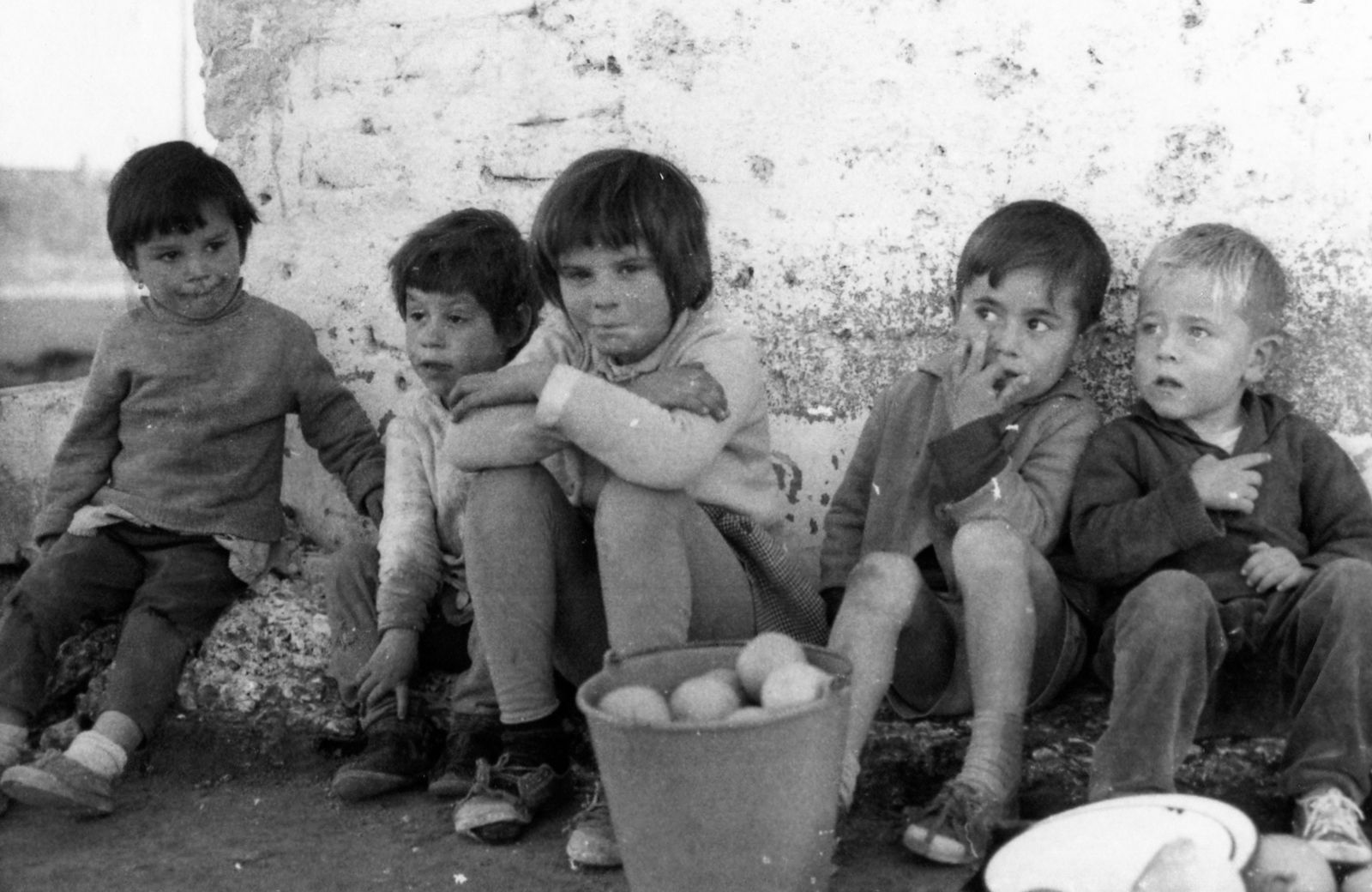 1. John McInnes con Curro Vargas, el tocinense que le dio el motivo para viajar a España  2 y 3. Las fotografías muestran una realidad similar a la de muchos municipios rurales andaluces.