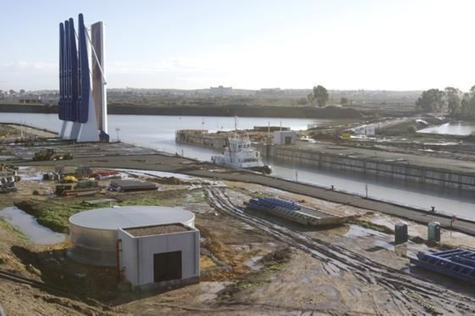 La nueva esclusa del Puerto de Sevilla, construida por los astilleros tras una inversión pública que supera los 160 millones de euros, está ya en funcionamiento.

Foto: José Ángel García
