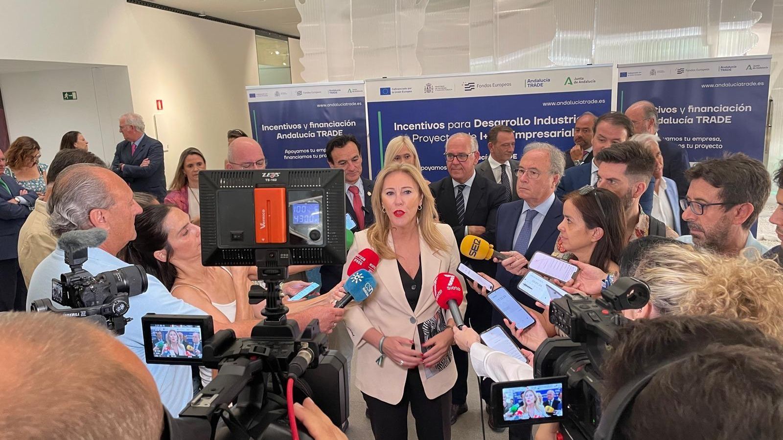 Carolina España atiende a los medios de comunicación.