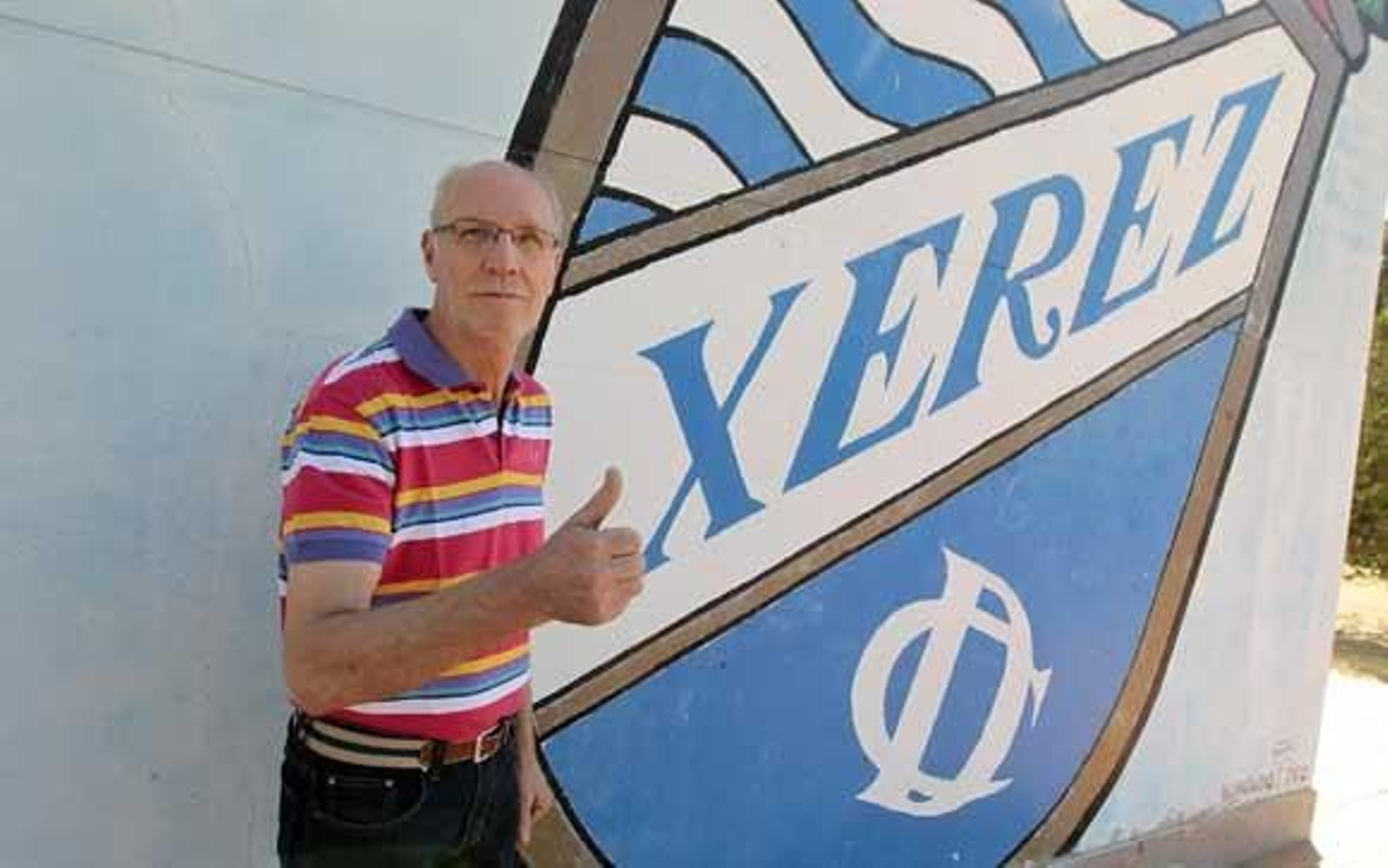 Carlos Fontana posa con un escudo del Xerez CD. /Miguel Ángel González