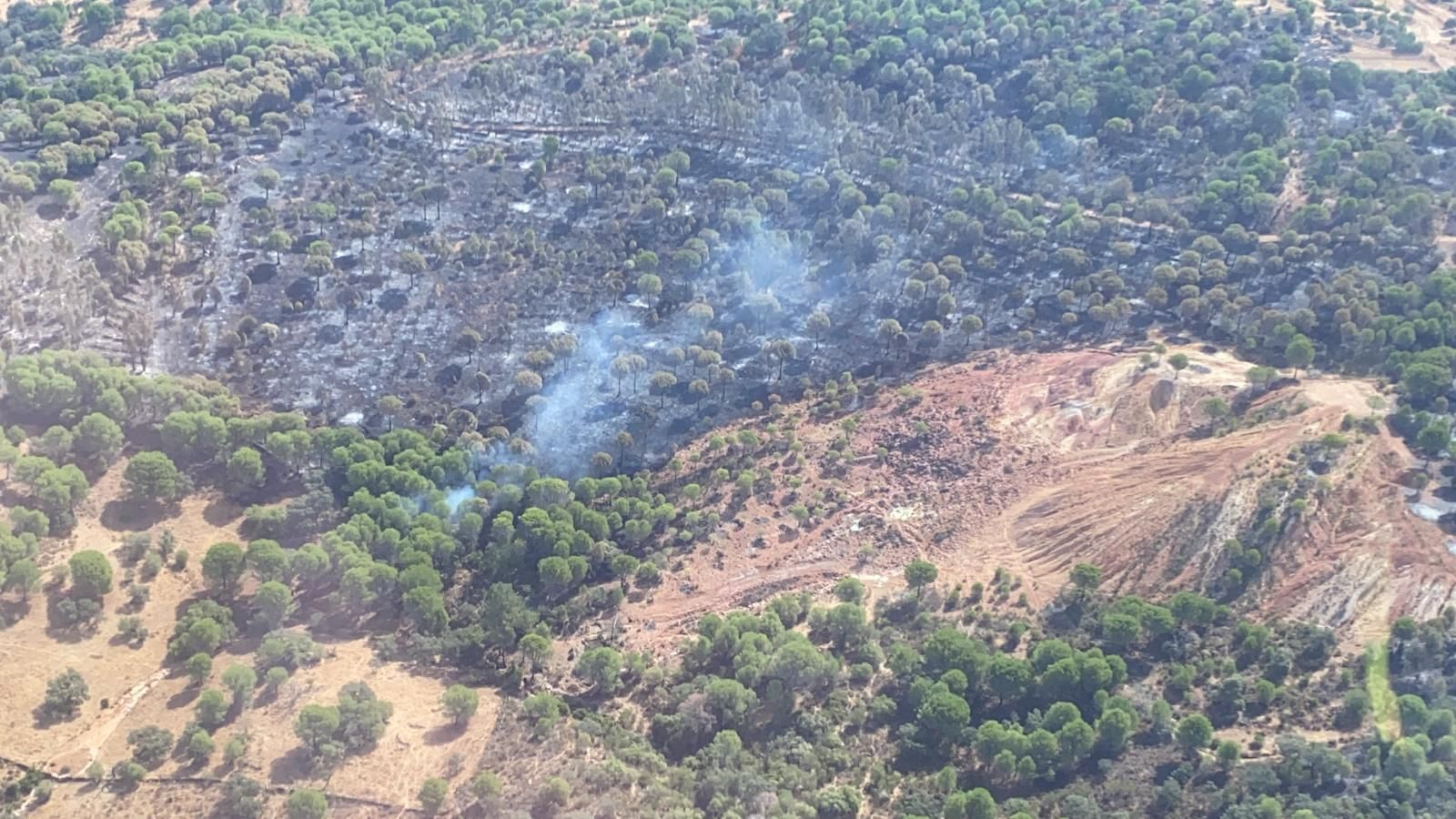 Pequeños focos del incendio detectados esta tarde en el entorno de La Zarza y El Buitrón.